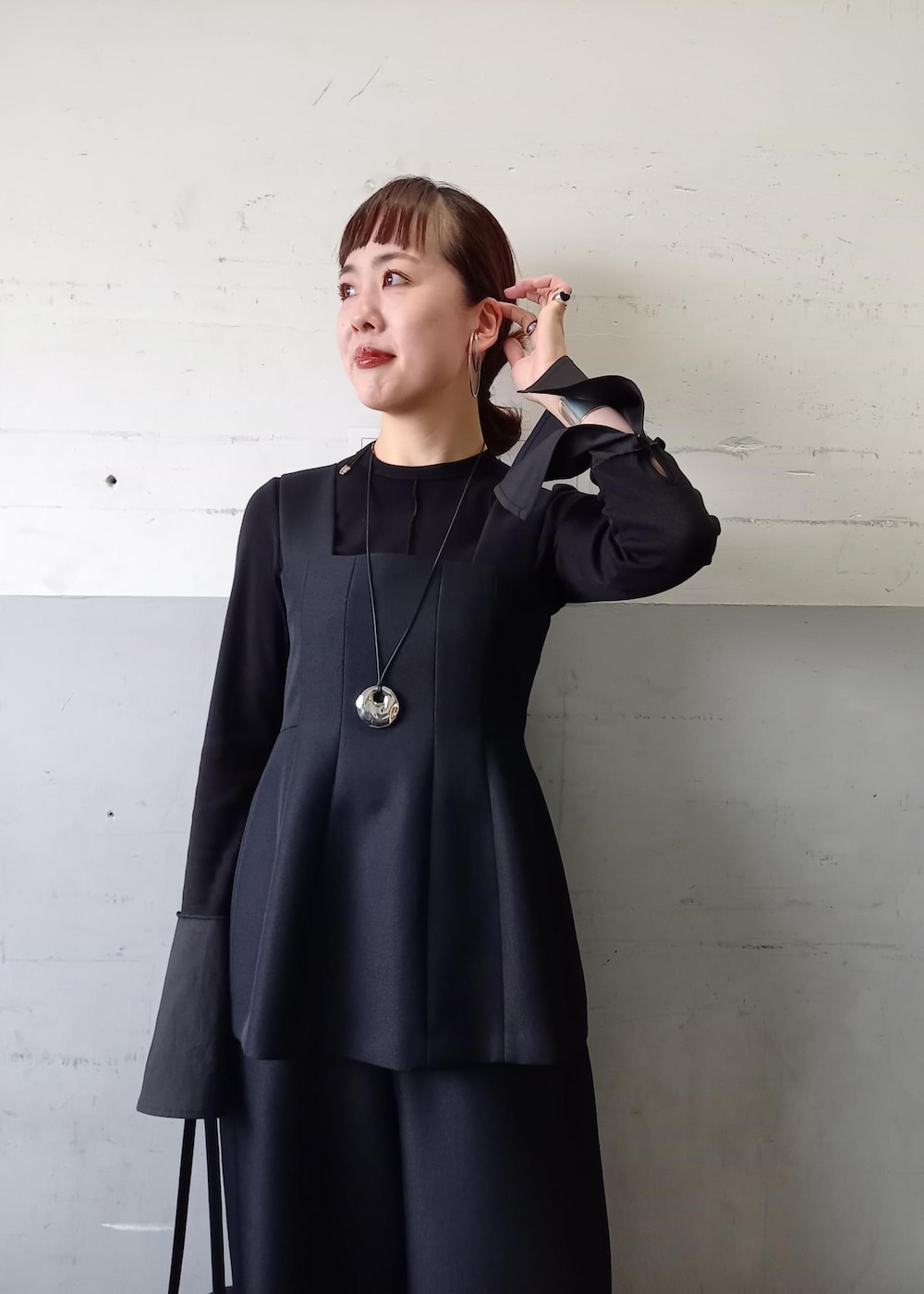 「ペプラム、ロンパース、逸品、初春コーデ、春コーデ、お仕事コーデ、セレモニーコーデ、結婚式コーデ、卒業式コーデ、卒園式コーデ、授業参観日コーデ、入学式コーデ、入園式コーデ、お出かけコーデ、モード」|「ADAM ET ROPE'のMOL Rollバッグ(ショルダーバッグ、ブラック系)」を使った、touharaさん(レディース・158cm)の冬コーディネートの7枚目の写真