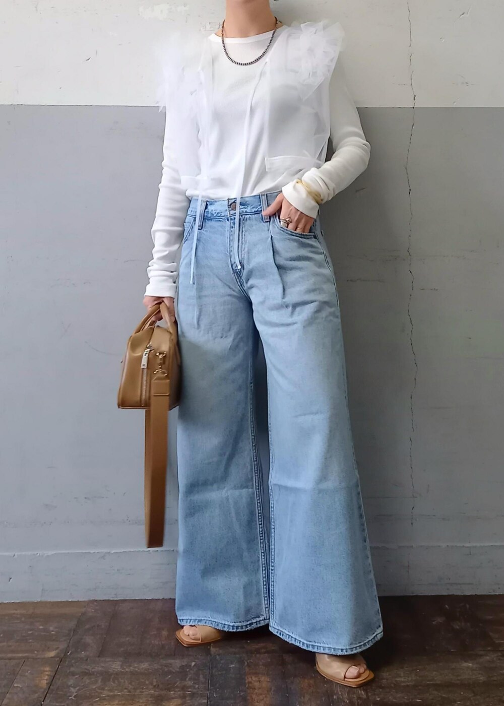 「Levi's、リーバイス、別注、24SS春の新作、24SS、着映え、着映えトップス、フリル、バギーデニム、ボストン、ベージュ、ハンドバッグ、ミニ、ホワイト、プルオーバー」｜「ADAM ET ROPE'のストレッチブーツサンダル（ブーツ、ベージュ系）」を使った、touharaさん（レディース・158cm）の春コーディネートの5枚目の写真