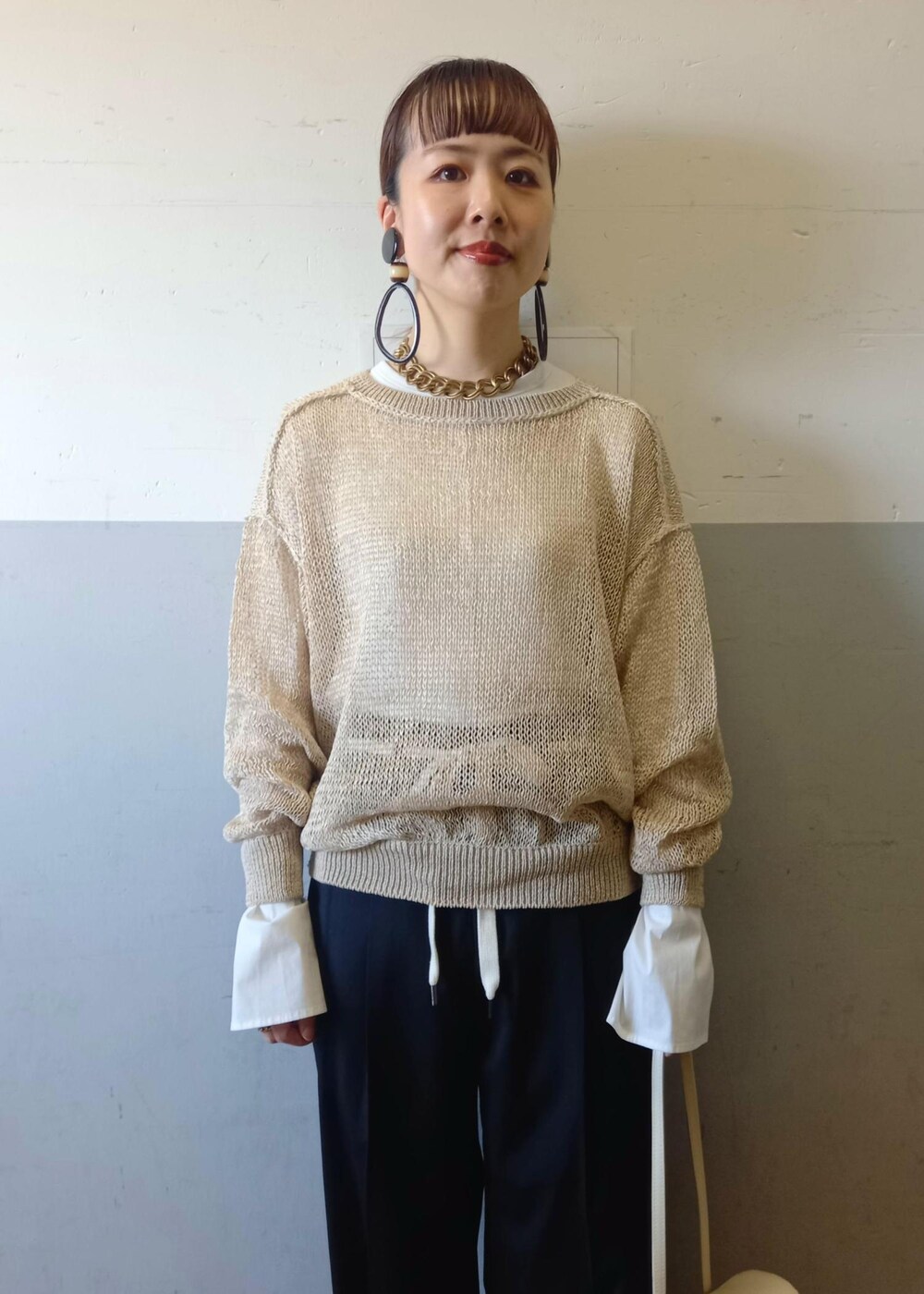 「ceremony_pickup、おすすめトップス、ラミーニット、セットアップ対応、初春コーデ、春コーデ、お仕事コーデ、お出かけコーデ、モード、レイヤード、パンツスタイル、体型カバー、モノトーンコーデ、メンズライク、シンプルコーデ」|「ADAM ET ROPE'のMOL Rollバッグ(ショルダーバッグ、ホワイト系)」を使った、touharaさん(レディース・158cm)の冬コーディネートの9枚目の写真