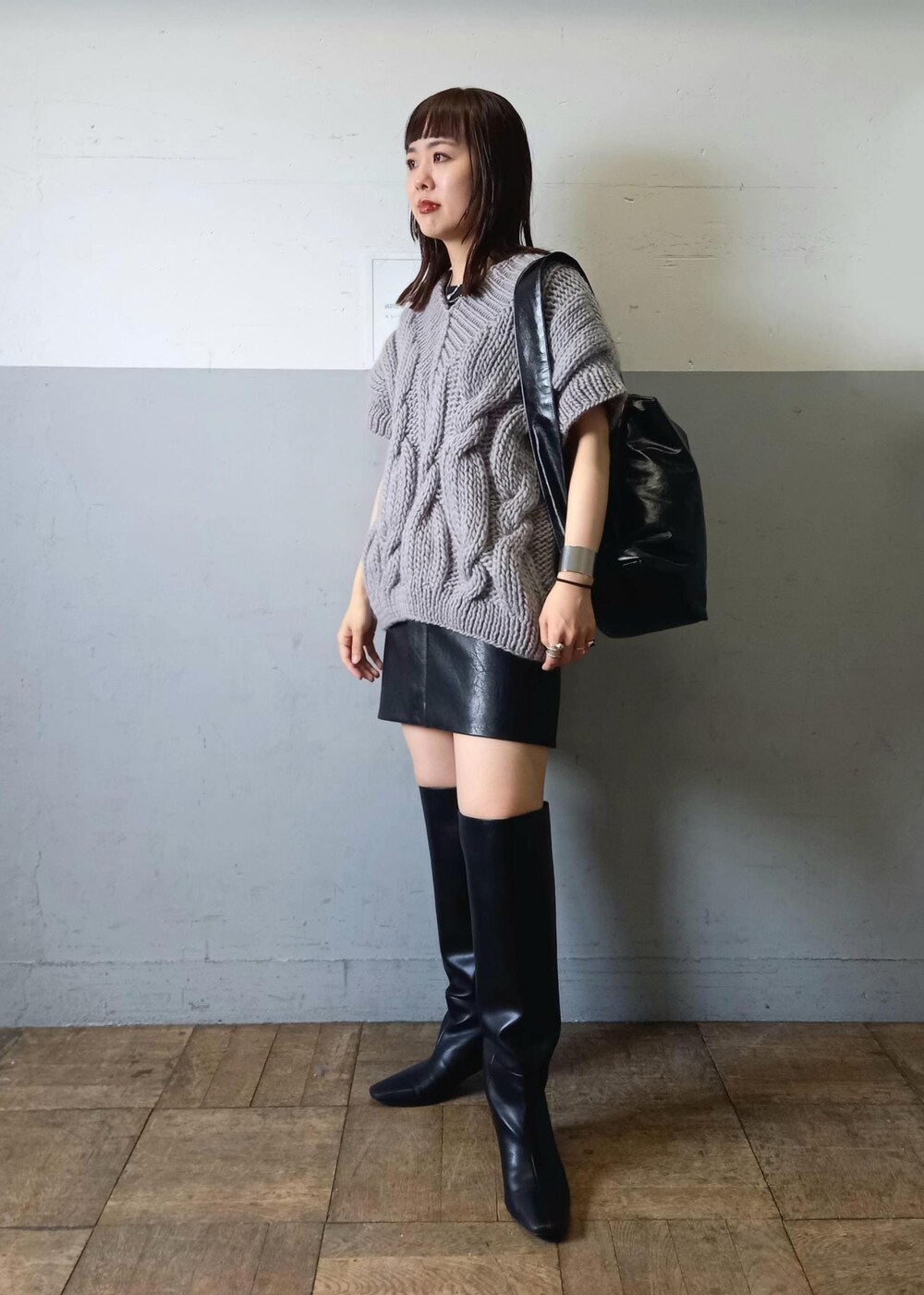 「KOTIKA、コチカ、anggae、アンゲ、グレー、ニット、ベスト、ケーブルニット、ブラック、ミニ、膝上丈、ミニ丈、初秋コーデ、秋コーデ、デートコーデ」｜「ADAM ET ROPE'のアジャストミニスカート（スカート、ブラック系）」を使った、touharaさん（レディース・158cm）の夏コーディネートの3枚目の写真