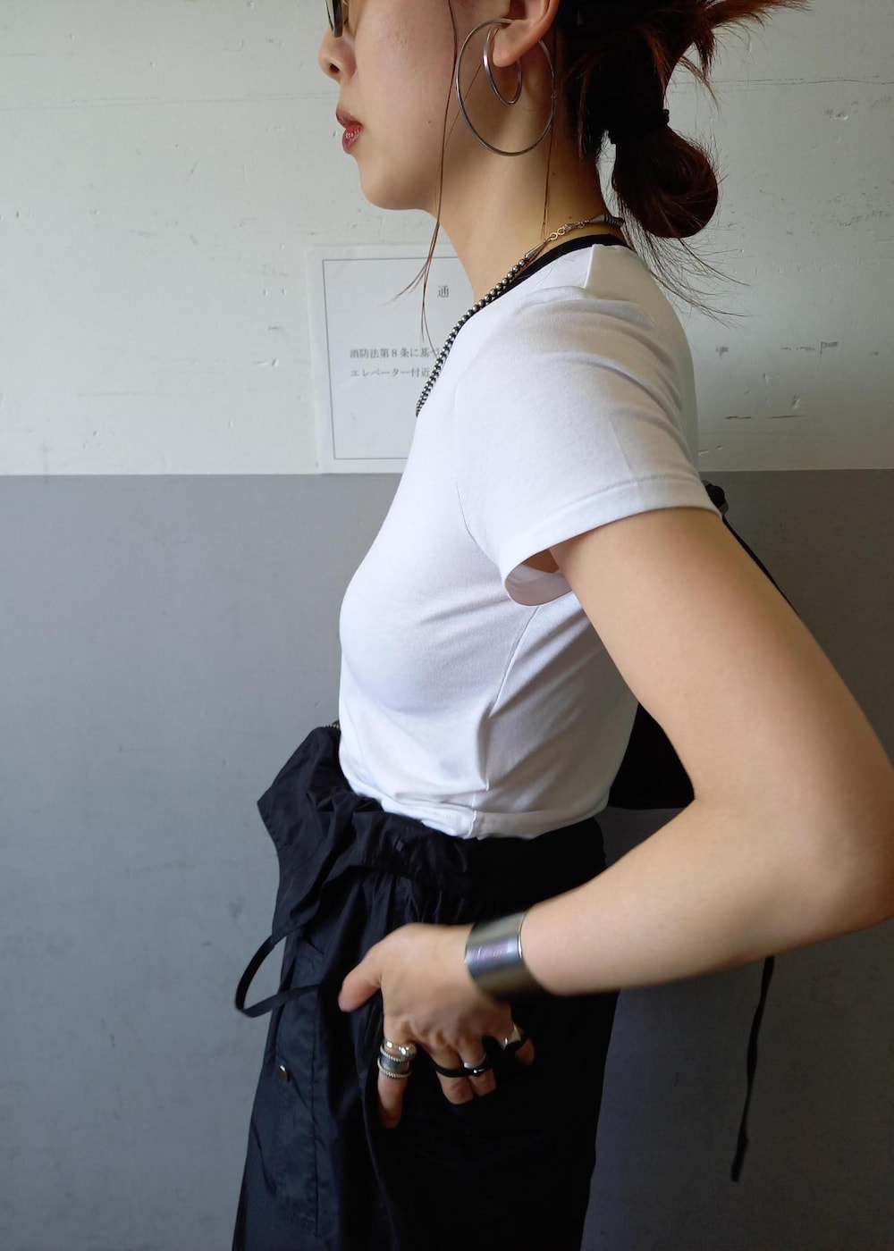 「Wbag_pickup、Hanes、ヘインズ、春コーデ、初夏コーデ、夏コーデ、お出かけコーデ、旅行コーデ、アウトドアコーデ、フェスコーデ、雨の日コーデ、スポーツミックス、ストリート、大人カジュアル、パンツスタイル」|「ADAM ET ROPE'のカバーヒールサンダル(サンダル、ブラック系)」を使った、touharaさん(レディース・158cm)の春コーディネートの7枚目の写真