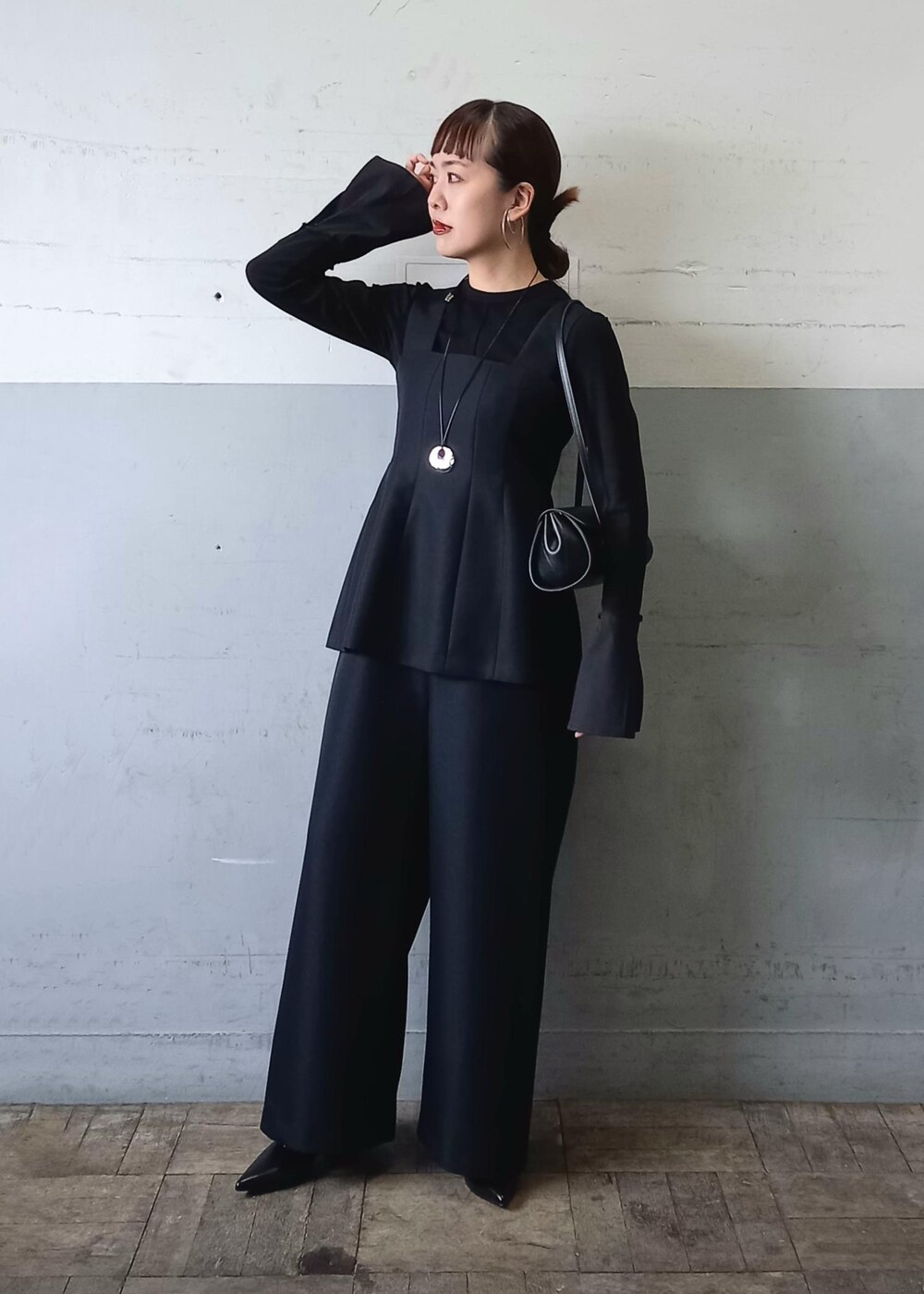 「ペプラム、ロンパース、逸品、初春コーデ、春コーデ、お仕事コーデ、セレモニーコーデ、結婚式コーデ、卒業式コーデ、卒園式コーデ、授業参観日コーデ、入学式コーデ、入園式コーデ、お出かけコーデ、モード」|「ADAM ET ROPE'のMOL Rollバッグ(ショルダーバッグ、ブラック系)」を使った、touharaさん(レディース・158cm)の冬コーディネートの3枚目の写真