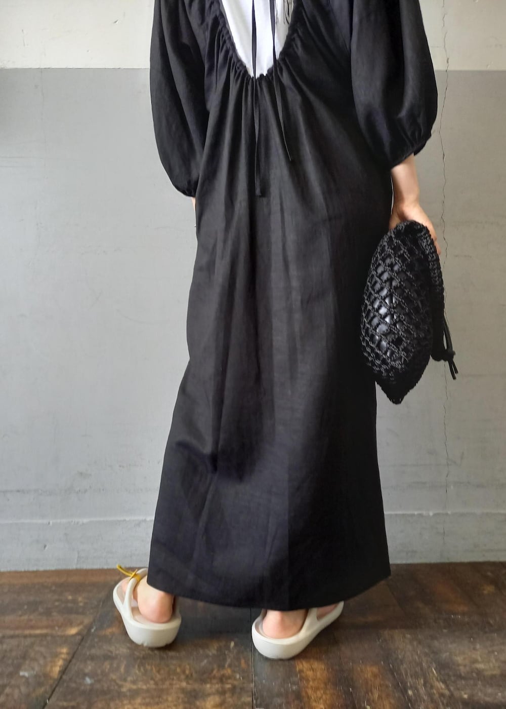 「TAW&TOE、トーアンドトー、ロゴtee、ロゴ、逸品、ブラック、ロング、ワンピース、サンダル、厚底、トング、ADAM ET ROPÉ、FEMME、SDGs、サステナブル」｜「ADAM ET ROPE'のネオンロゴTEE（Tシャツ/カットソー、ホワイト系）」を使った、touharaさん（レディース・158cm）の夏コーディネートの9枚目の写真