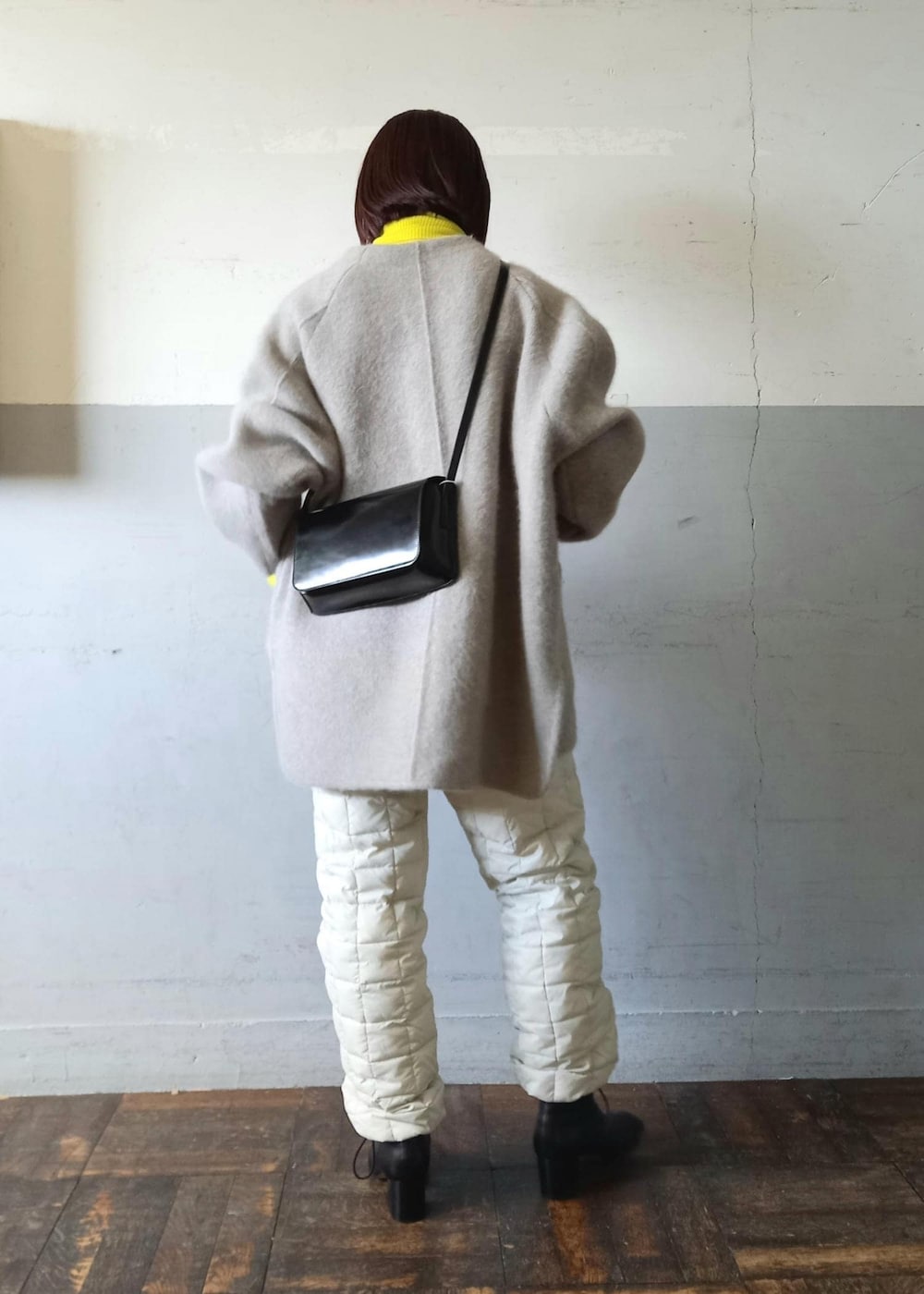 「TAION、タイオン、ダウンパンツ、ホワイト、ベージュ、ニット、長袖、ジャケット、コート、ノーカラー、パンツ、十分丈、ブラック、ブーツ、ヒール」|「ADAM ET ROPE'のアンチピリングポイントスリーブタートルニット(ニット/セーター、イエロー系)」を使った、touharaさん(レディース・158cm)の秋コーディネートの4枚目の写真
