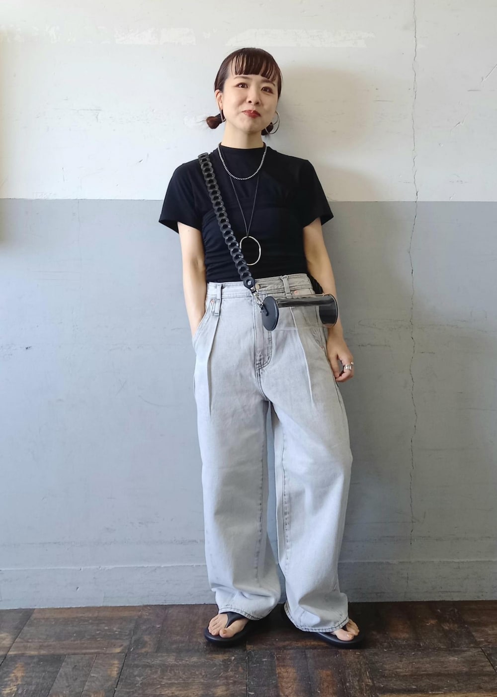 「24SS夏の新作、24SS、ベアトップ、TAW&TOE、トーアンドトー、クリアバッグ、リカバリーサンダル、ADAM ET ROPÉ、FEMME、SDGs、サステナブル、骨格ウェーブ、イエベ、カジュアル、大人カジュアル」|「ADAM ET ROPE'のニュアンスオーバルバングル(バングル/リストバンド、シルバー系)」を使った、touharaさん(レディース・158cm)の春コーディネートの7枚目の写真