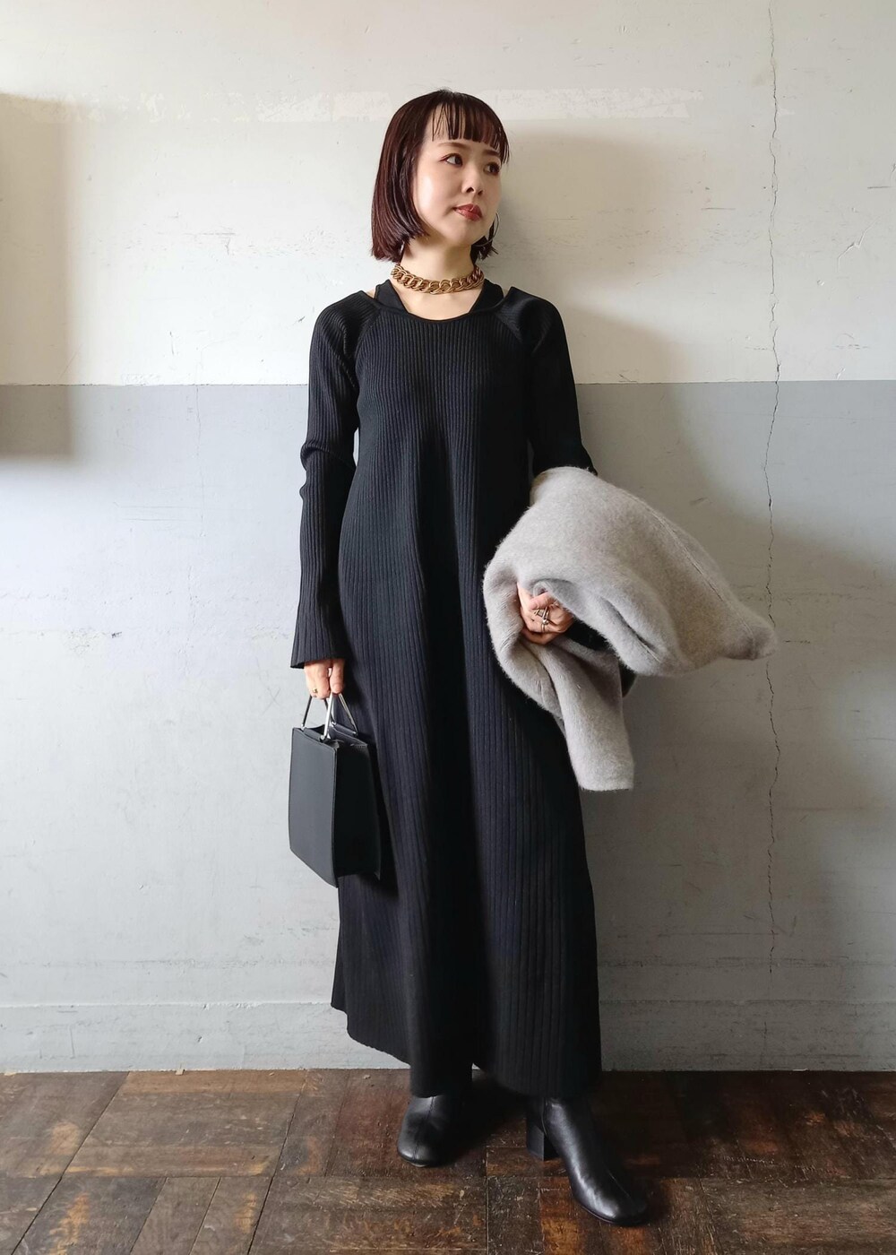 「ブラック、ハンドバッグ、ベージュ、ニット、長袖、ジャケット、カーディガン、ファー、ノーカラー、ミディアム、ロング、ワンピース、ブーツ、ショートブーツ、ADAM ET ROPÉ」｜「ADAM ET ROPE'のダブルフェイスファーミドルニットカーディガン（カーディガン/ボレロ、ベージュ系）」を使った、touharaさん（レディース・158cm）の秋コーディネートの5枚目の写真