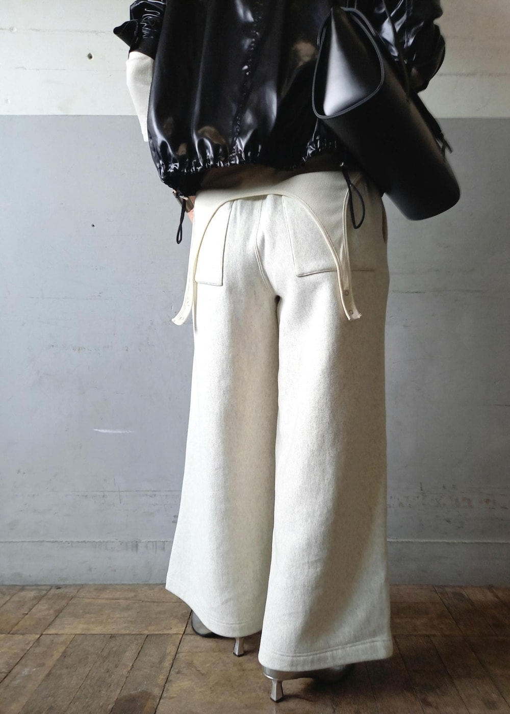 ブラック系のブルゾン、ホワイト系のTシャツ/カットソー、ブラック系のショルダーバッグを着用したレディースの秋コーディネートの8枚目の写真