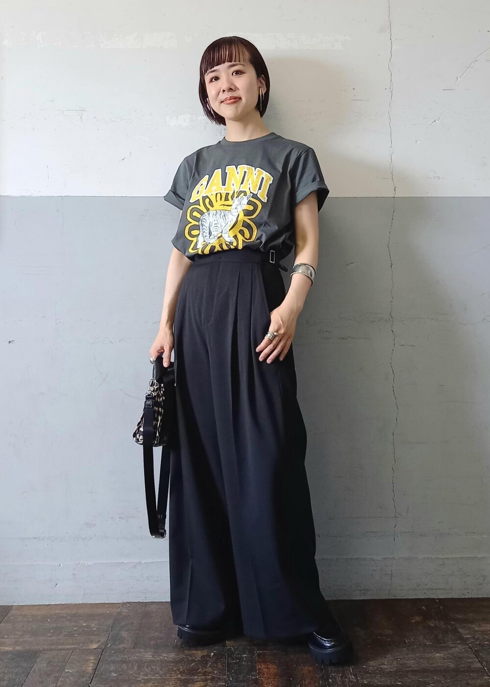 「GANNI、ガニー、レオパード、プリントtee、厚底、ローファー、ADAM ET ROPÉ、FEMME、骨格ウェーブ、イエベ、大人カジュアル、モード、夏、秋、夏コーデ」|「ADAM ET ROPE'の【晴雨兼用】ボリュームローファー(レインシューズ、ブラック系)」を使った、touharaさん(レディース・158cm)の夏コーディネートの10枚目の写真