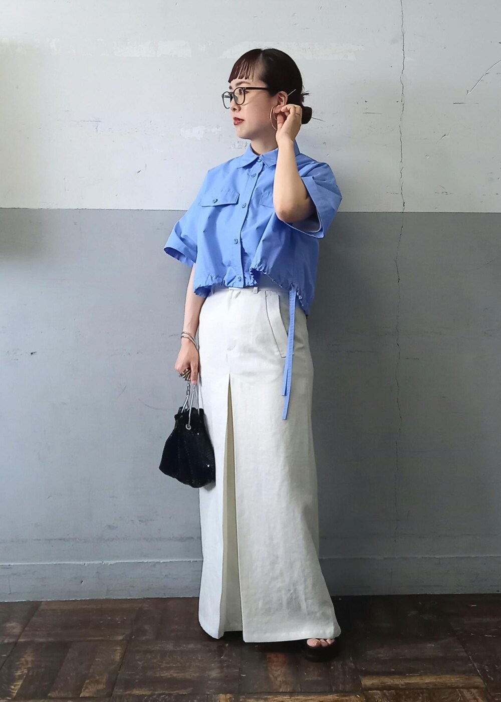 「BIGOTRE、ビゴター、24SS夏の新作、24SS、夏コーデ、ブルー、シャツ、半袖、五分袖、ホワイト、スカート、十分丈、ブラック、サンダル、フラット」|「ADAM ET ROPE'の【BIGOTRE(ビゴター)】PURSE METAL MINI(ハンドバッグ、ブラック系)」を使った、touharaさん(レディース・158cm)の春コーディネートの2枚目の写真