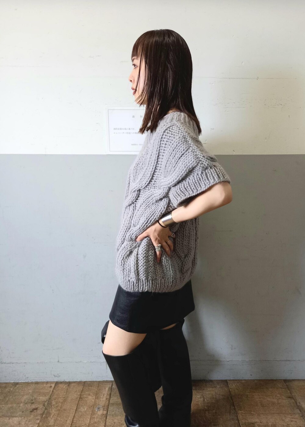 「KOTIKA、コチカ、anggae、アンゲ、グレー、ニット、ベスト、ケーブルニット、ブラック、ミニ、膝上丈、ミニ丈、初秋コーデ、秋コーデ、デートコーデ」｜「ADAM ET ROPE'のアジャストミニスカート（スカート、ブラック系）」を使った、touharaさん（レディース・158cm）の夏コーディネートの7枚目の写真