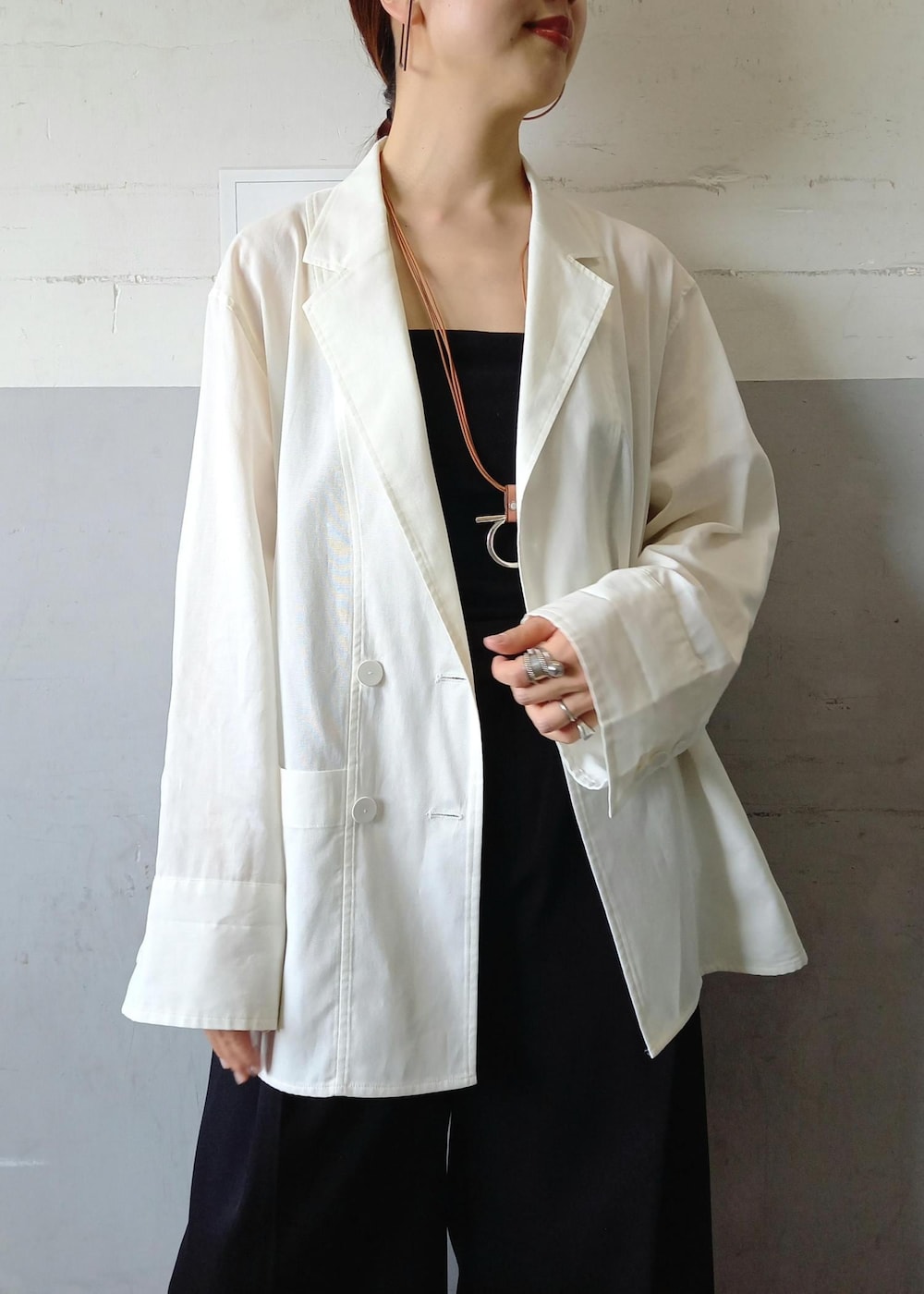 「24SS夏の新作、24SS、SITA NEVADO、シタネバド、CXC、シーエックスシー、クラッチバッグ、シアージャケット、ハーフパンツ、ホワイト、長袖、ロング、ジャケット、ポケット、ボタン」|「ADAM ET ROPE'のナローラインサンダル(サンダル、ブラック系)」を使った、touharaさん(レディース・158cm)の夏コーディネートの10枚目の写真