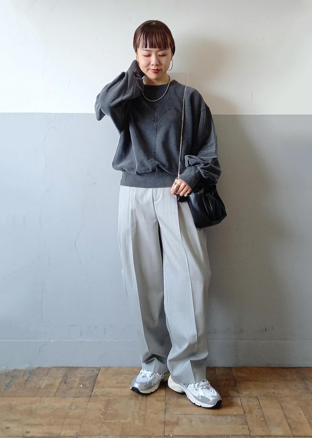 「WEB限定、ウェブ限定、new balance、ニューバランス、725、グレー、プルオーバー、長袖、クルーネック、ドロップショルダー、ボリュームスリーブ、チャコールグレー、ダークグレー、ワイド、十分丈」|「ADAM ET ROPE'の【サステナブル】リボンモチーフミニチェーンバック(ショルダーバッグ、ブラック系)」を使った、touharaさん(レディース・158cm)の夏コーディネートの3枚目の写真