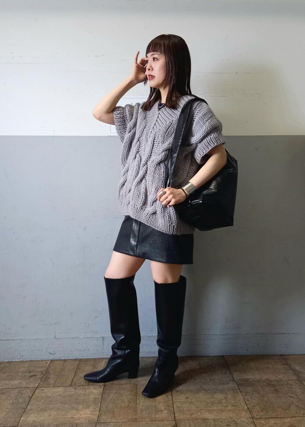 「KOTIKA、コチカ、anggae、アンゲ、グレー、ニット、ベスト、ケーブルニット、ブラック、ミニ、膝上丈、ミニ丈、初秋コーデ、秋コーデ、デートコーデ」｜「ADAM ET ROPE'のアジャストミニスカート（スカート、ブラック系）」を使った、touharaさん（レディース・158cm）の夏コーディネートの2枚目の写真