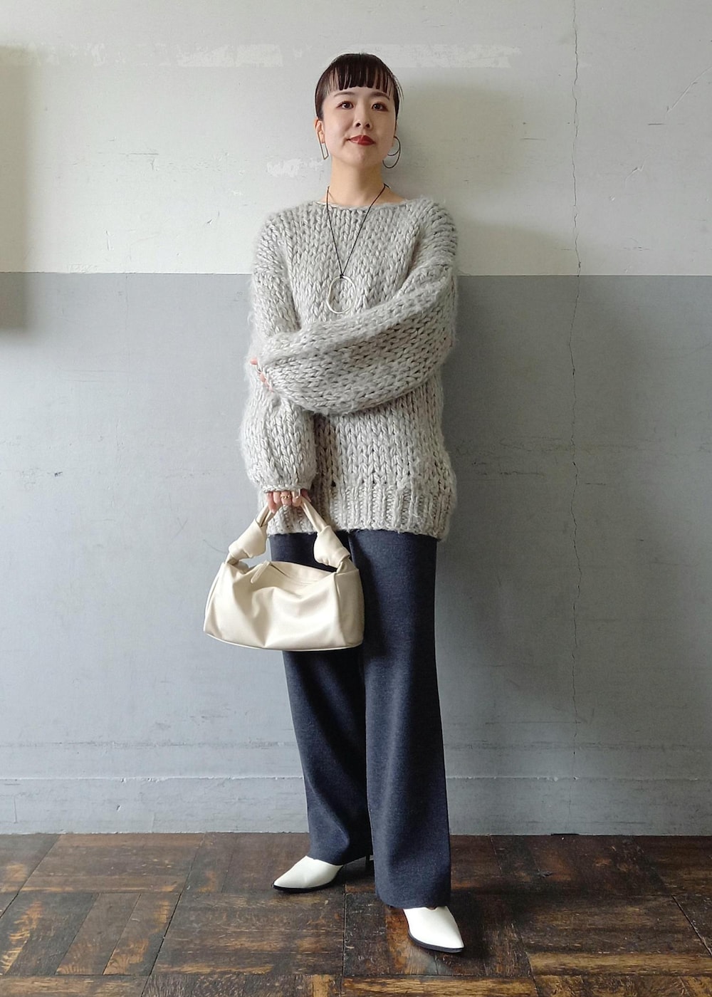 ホワイト系のパンプス、グレー系のスウェット、グレー系のその他パンツを着用したレディースの冬コーディネートの2枚目の写真