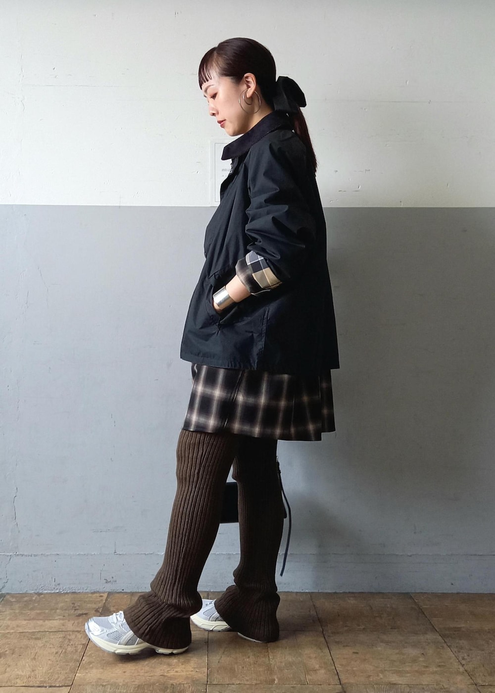 「バブアー、barbour、トランスポート、ASICS、アシックス、ブルガリア製、ヘイップ、秋コーデ、初冬コーデ、デートコーデ、お出かけコーデ、旅行コーデ、スポーツミックス、大人カジュアル、スカートスタイル」｜「Barbourの《別注》【Barbour/バブアー】TRANSPORT リバーシブルブルゾン / ブルガリア製（ブルゾン、ブラック系）」を使った、touharaさん（レディース・158cm）の秋コーディネートの4枚目の写真