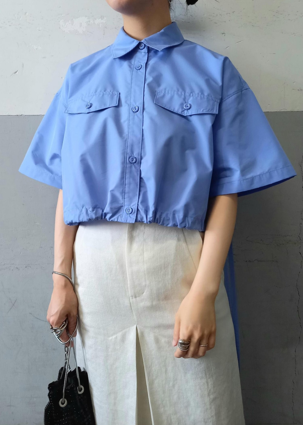 「BIGOTRE、ビゴター、24SS夏の新作、24SS、夏コーデ、ブルー、シャツ、半袖、五分袖、ホワイト、スカート、十分丈、ブラック、サンダル、フラット」|「ADAM ET ROPE'の【BIGOTRE(ビゴター)】PURSE METAL MINI(ハンドバッグ、ブラック系)」を使った、touharaさん(レディース・158cm)の春コーディネートの5枚目の写真