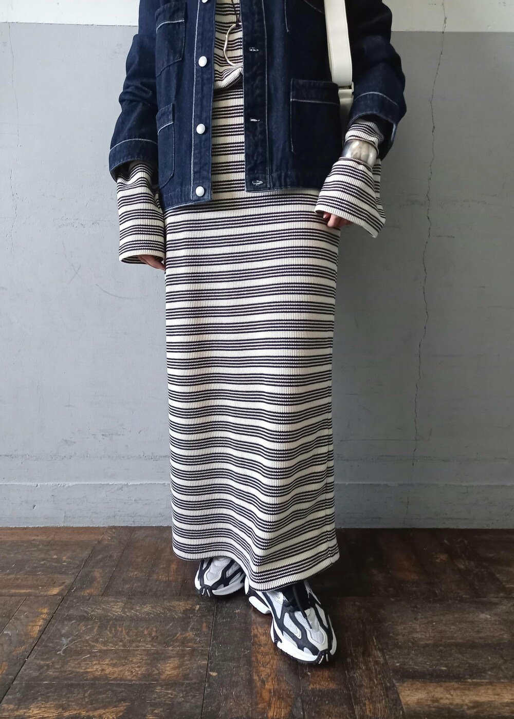 「24SS春の新作、24SS、春アウター、スプリングアウター、Miller for ADAM ET ROPE'、Miller、ミラー、別注、LACOSTE、ラコステ、長袖、デニム、ネイビー、ジャケット、クルーネック」｜「ADAM ET ROPE'の【コットンUSA】デニム カラーレス ルーズ ジャケット / サスティナブル / UNISEX（デニムジャケット、ブルー系）」を使った、touharaさん（レディース・158cm）の春コーディネートの8枚目の写真