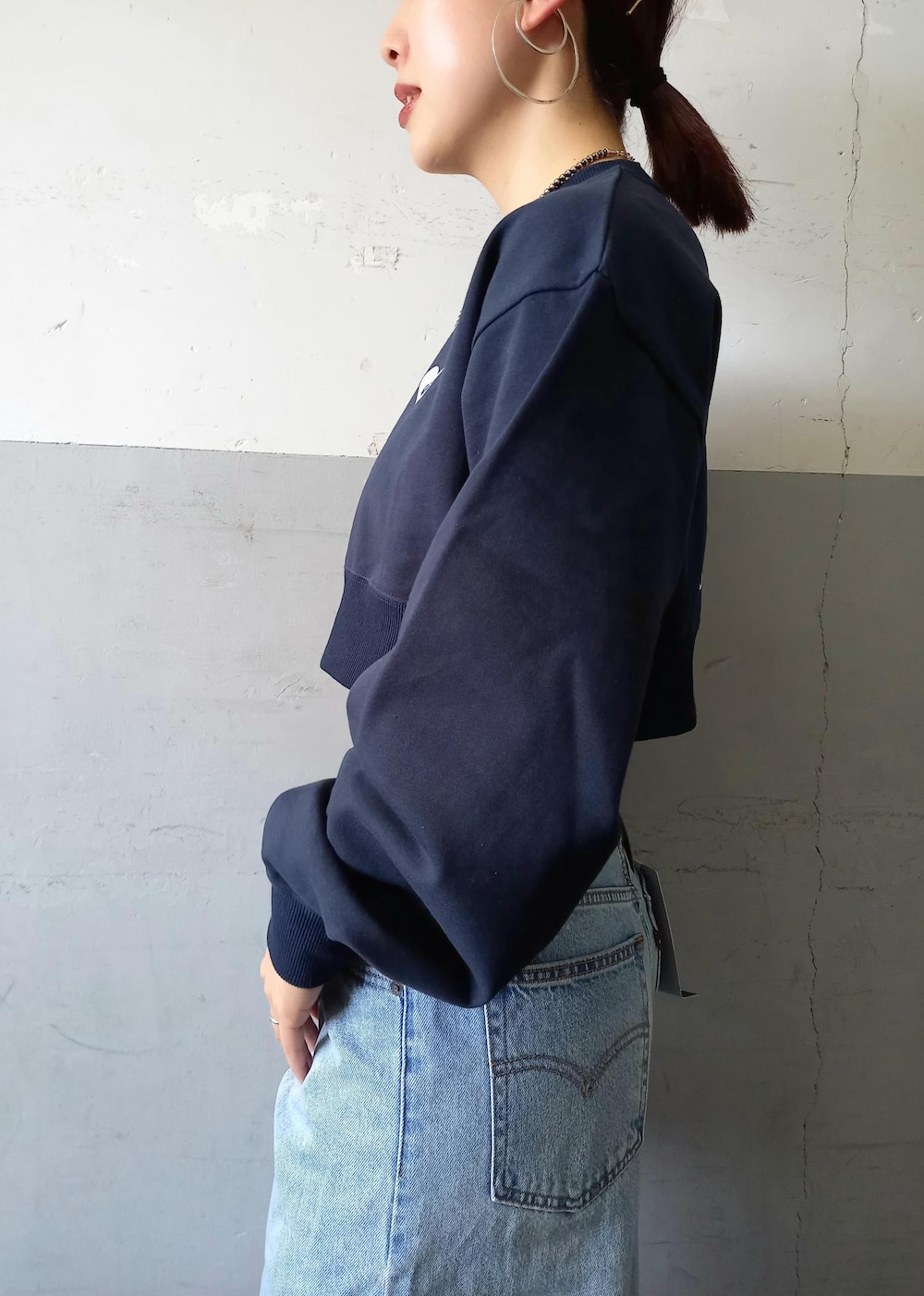 「エンジェルブルー、24SS春の新作、24SS、ANGEL BLUE、ボールチェーン、クリア、Levi's、リーバイス、別注、BIOTOP、ビオトープ、バギー、バギーデニム、バギーパンツ、ADAM ET ROPÉ」｜「ADAM ET ROPE'の【サステナブル】ナロークロスストラップサンダル（サンダル、シルバー系）」を使った、touharaさん（レディース・158cm）の春コーディネートの8枚目の写真