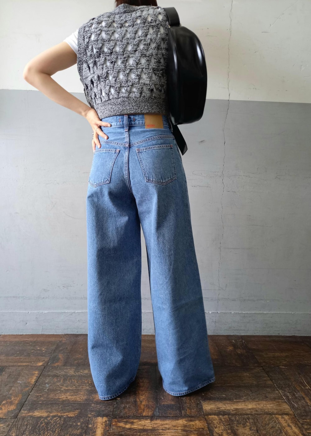 「WEB限定、ウェブ限定、NEEDBY、ニードバイ、BIOTOP、ビオトープ、Hanes、ヘインズ、別注、ブラック、ショルダーバッグ、ボディバッグ、ホワイト、プルオーバー、カットソー」｜「ADAM ET ROPE'の【サステナブル】ナロークロスストラップサンダル（サンダル、シルバー系）」を使った、touharaさん（レディース・158cm）の春コーディネートの7枚目の写真