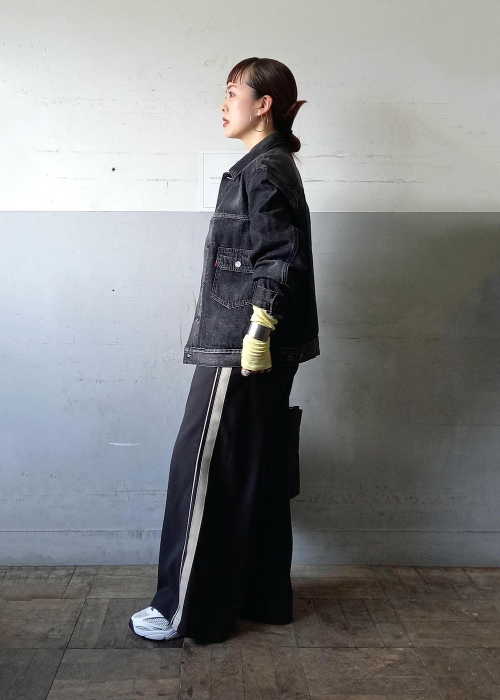 「【Levi's(R) BIOTOP】 TYPE 2 TRUCKER BLK EX、Levi's(R)、リーバイス、ビオトープ、BIOTOP、ラコステ、ノマディス、初春コーデ、春コーデ、お出かけコーデ、旅行コーデ、アウトドアコーデ、スポーツミックス、モード、ストリート」｜「LACOSTEの【LACOSTE for ADAM ET ROPE'】STORM 96 2K（スニーカー、ホワイト系）」を使った、touharaさん（レディース・158cm）の冬コーディネートの5枚目の写真