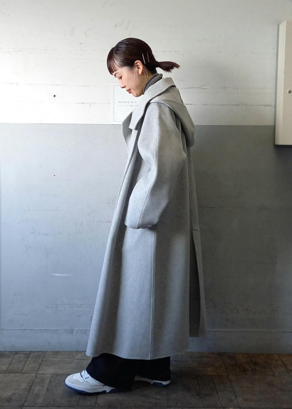 「ニューバランス、new balance、逸品、フロッキー、リバーコート、2way、スタンドカラー、グレー、長袖、ロング、コート、オーバーサイズ、ドロップショルダー、襟、ライトグレー」｜「ADAM ET ROPE'の【2WAY】スタンドカラーフーデッドリバーコート（その他アウター、グレー系）」を使った、touharaさん（レディース・158cm）の冬コーディネートの8枚目の写真