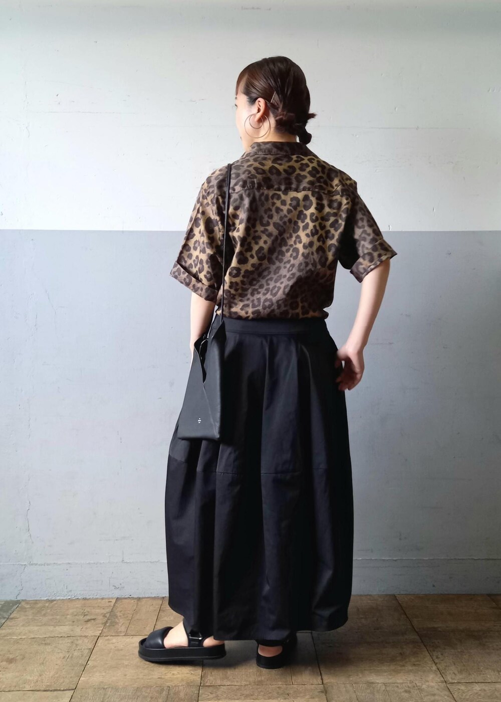 「WILD LIFE TAILOR、ワイルドライフテイラー、MOL、24SS夏の新作、24SS、20/80、トゥエンティーエイティー、ブラック、ブラウン、シャツ、半袖、総柄、オーバーサイズ、五分袖、襟」｜「WILD LIFE TAILOR Adam et Rope'の【WILD LIFE TAILOR】アソート ハワイアン オープンカラー シャツ（シャツ/ブラウス、イエロー系）」を使った、touharaさん（レディース・158cm）の春コーディネートの4枚目の写真