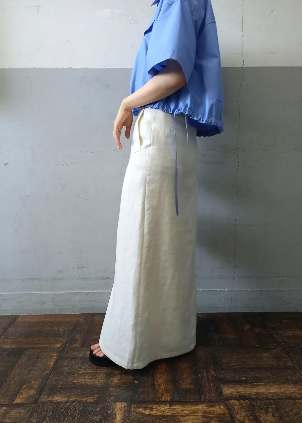 「BIGOTRE、ビゴター、24SS夏の新作、24SS、夏コーデ、ブルー、シャツ、半袖、五分袖、ホワイト、スカート、十分丈、ブラック、サンダル、フラット」|「ADAM ET ROPE'の【BIGOTRE(ビゴター)】PURSE METAL MINI(ハンドバッグ、ブラック系)」を使った、touharaさん(レディース・158cm)の春コーディネートの10枚目の写真