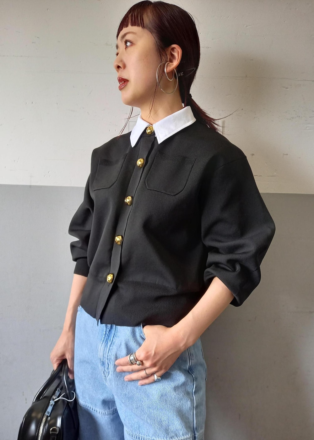 「ニードバイ、初春コーデ、春コーデ、デートコーデ、お出かけコーデ、女子会コーデ、モード、大人カジュアル、パンツスタイル、カジュアルコーデ、シンプルコーデ、きれいめコーデ、別注アイテム、コラボアイテム、ADAM ET ROPÉ」|「ADAM ET ROPE'の【一部WEB限定カラー・再入荷・サステナブル】ロゴスクエアボストンバッグ(ショルダーバッグ、ブラック系)」を使った、touharaさん(レディース・158cm)の春コーディネートの6枚目の写真