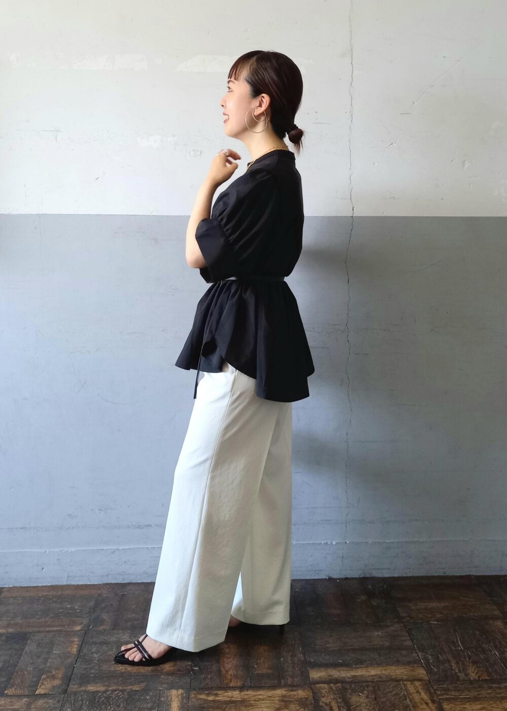 「STINE GOYA、スティーヌゴヤ、24SS夏の新作、24SS、着映えトップス、着映え、KNOWHOW jewelry、ノウハウジュエリー、ブラック、プルオーバー、Tシャツ、ブラウス、カットソー、半袖、クルーネック」|「ADAM ET ROPE'のナローラインサンダル(サンダル、ブラック系)」を使った、touharaさん(レディース・158cm)の夏コーディネートの5枚目の写真