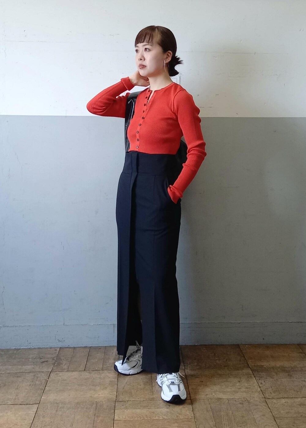 「AURALEE、オーラリー、new balance、ニューバランス、anggae、アンゲ、ブラック、レッド、ニット、長袖、クルーネック、十分丈、ハイウエスト、リブ、スリット」｜「ADAM ET ROPE'の【new balance(ニューバランス)】530（スニーカー、ホワイト系）」を使った、touharaさん（レディース・158cm）の夏コーディネートの2枚目の写真
