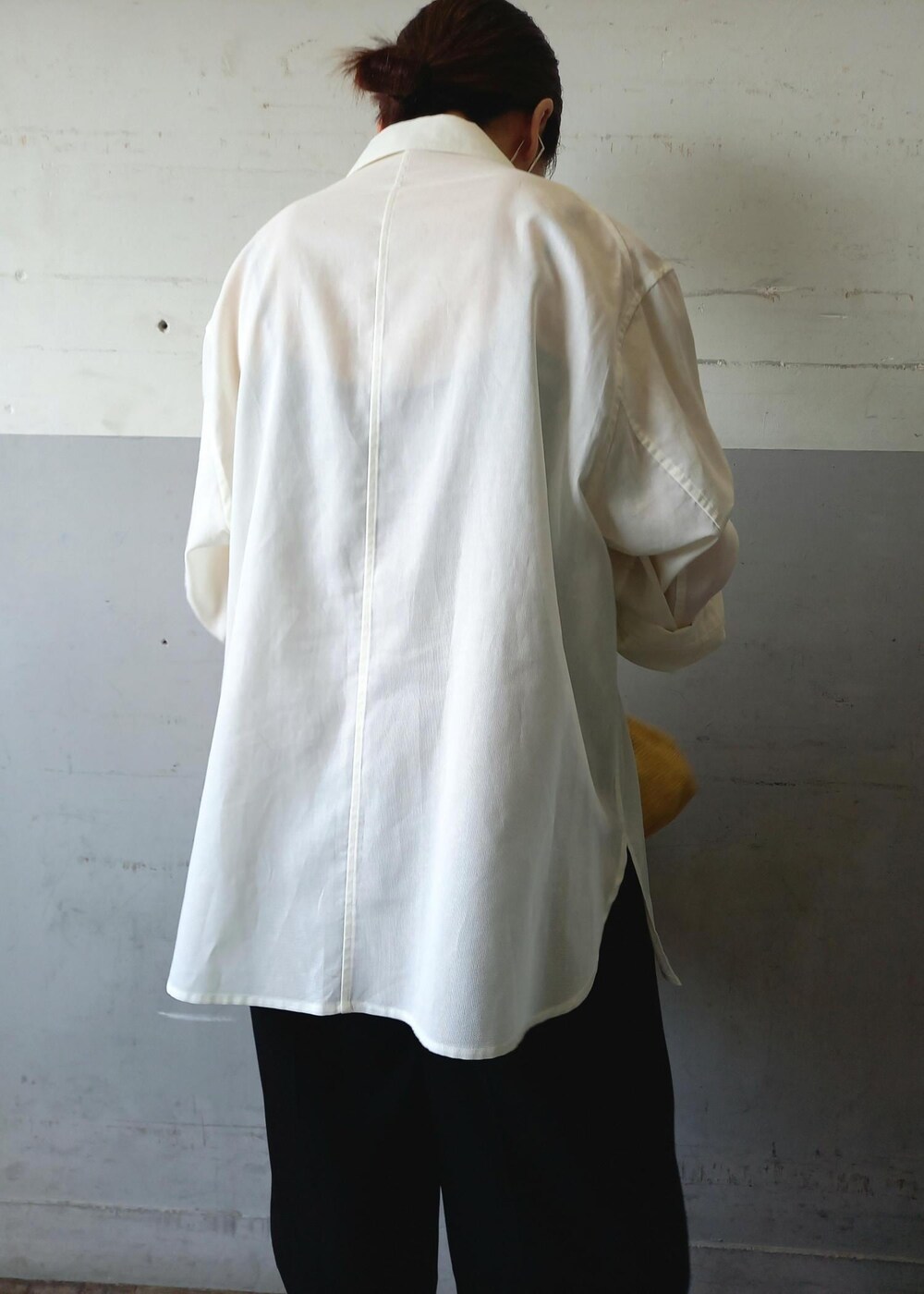 「24SS夏の新作、24SS、SITA NEVADO、シタネバド、CXC、シーエックスシー、クラッチバッグ、シアージャケット、ハーフパンツ、ホワイト、長袖、ロング、ジャケット、ポケット、ボタン」|「ADAM ET ROPE'のナローラインサンダル(サンダル、ブラック系)」を使った、touharaさん(レディース・158cm)の夏コーディネートの9枚目の写真