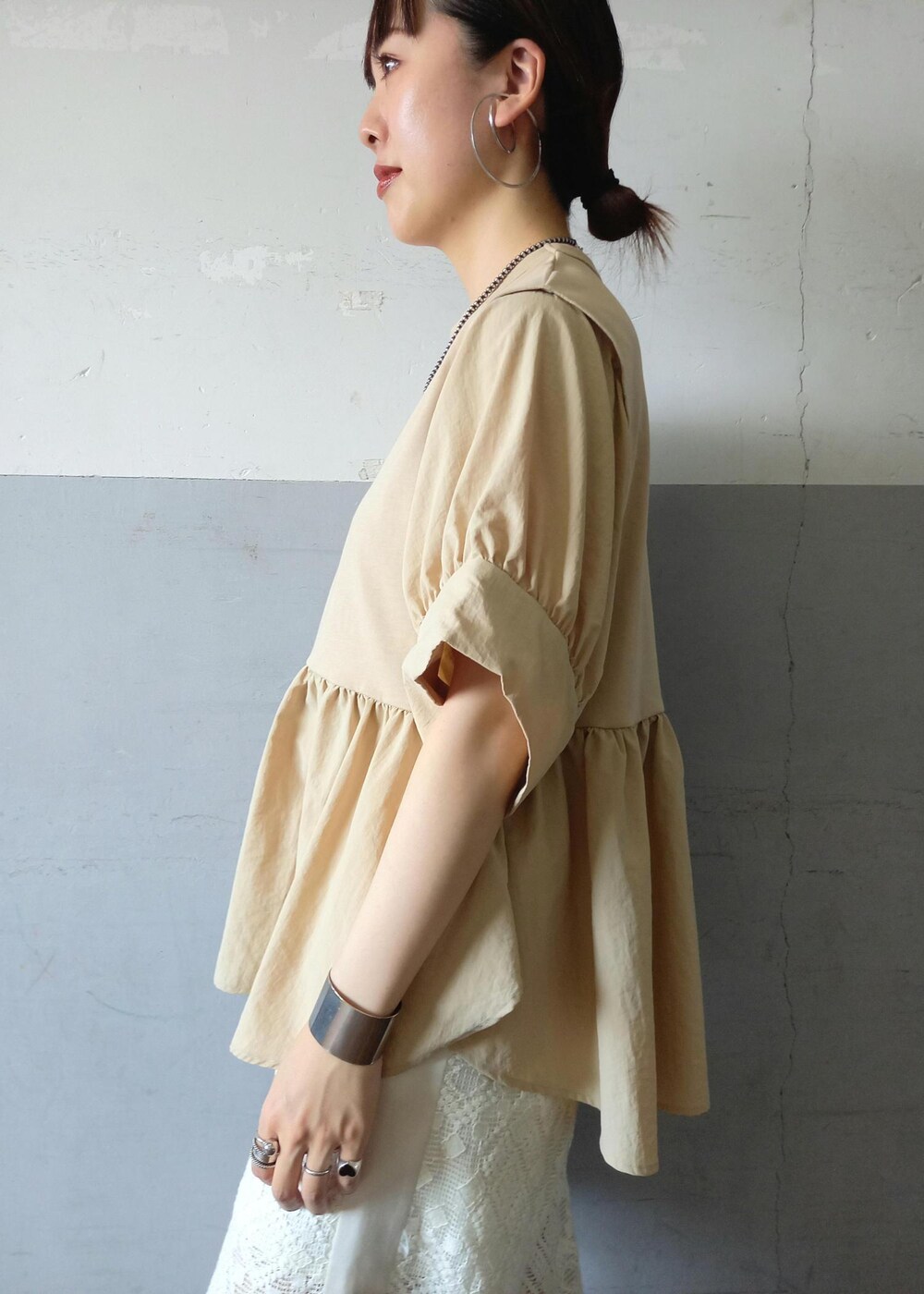 ホワイト系のその他パンツ、ベージュ系のトートバッグ、ベージュ系のTシャツ/カットソーを着用したレディースの夏コーディネートの8枚目の写真