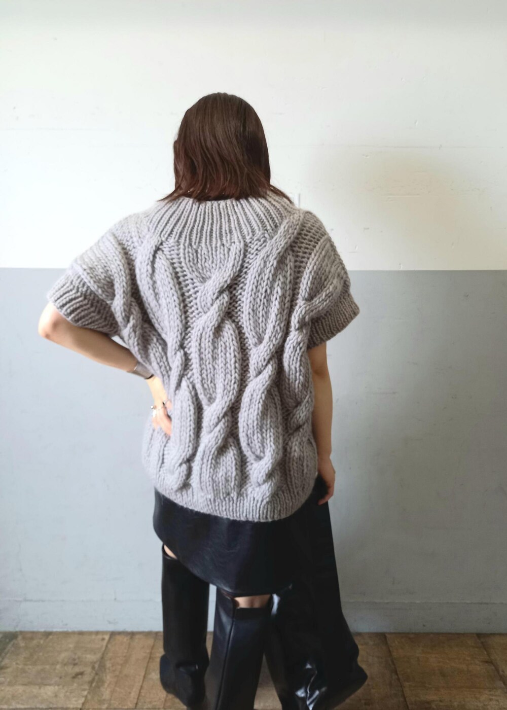 「KOTIKA、コチカ、anggae、アンゲ、グレー、ニット、ベスト、ケーブルニット、ブラック、ミニ、膝上丈、ミニ丈、初秋コーデ、秋コーデ、デートコーデ」｜「ADAM ET ROPE'のアジャストミニスカート（スカート、ブラック系）」を使った、touharaさん（レディース・158cm）の夏コーディネートの9枚目の写真