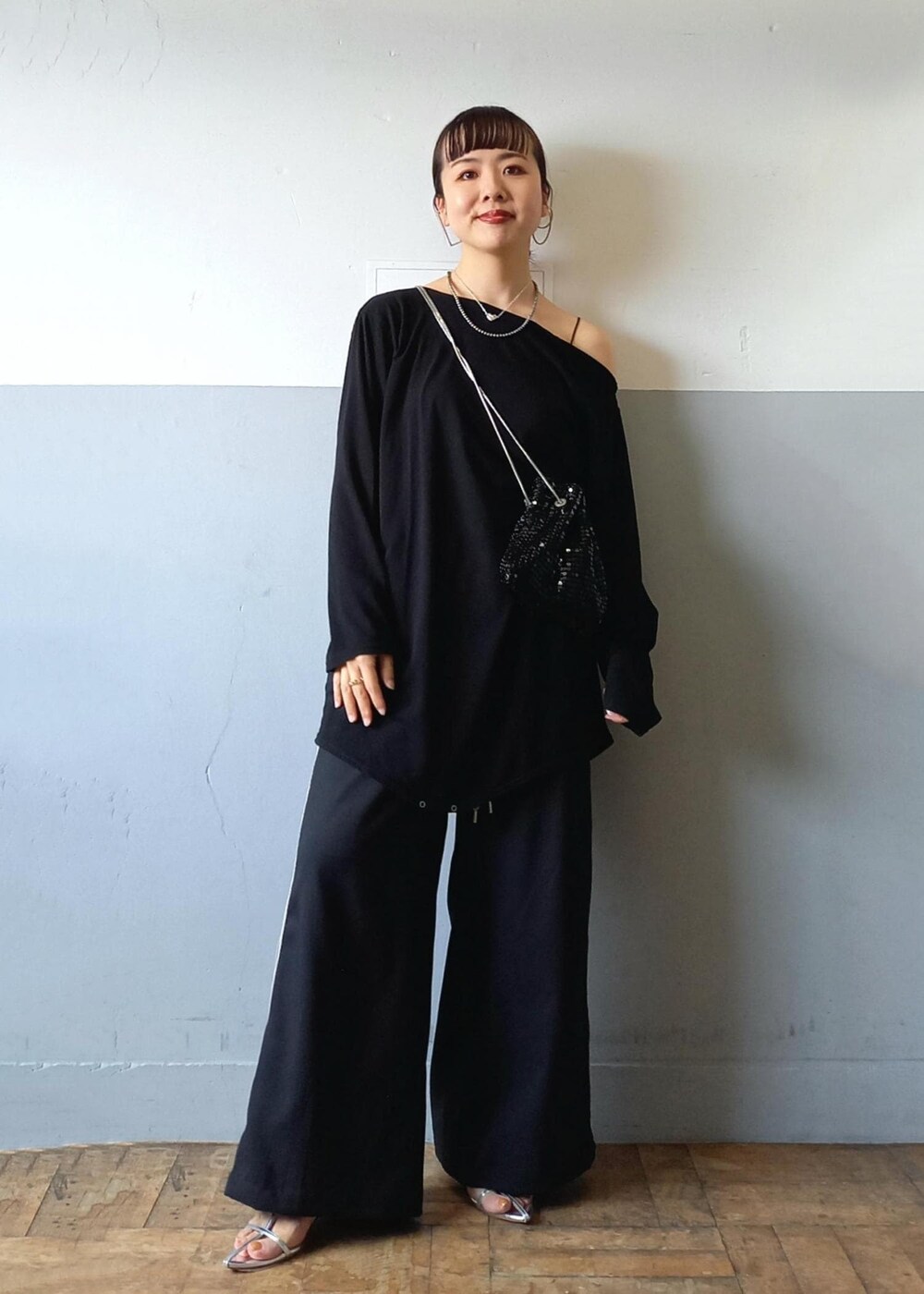 「24SS夏の新作、24SS、WEB限定、ウェブ限定、ラインパンツ、キャミソール、ストラップサンダル、ストラップ、TanC、タンク、BIGOTRE、ビゴター、リアルバイ、リアルコーデ、ADAM ET ROPÉ」|「ADAM ET ROPE'の【BIGOTRE(ビゴター)】PURSE METAL MINI(ハンドバッグ、ブラック系)」を使った、touharaさん(レディース・158cm)の夏コーディネートの5枚目の写真