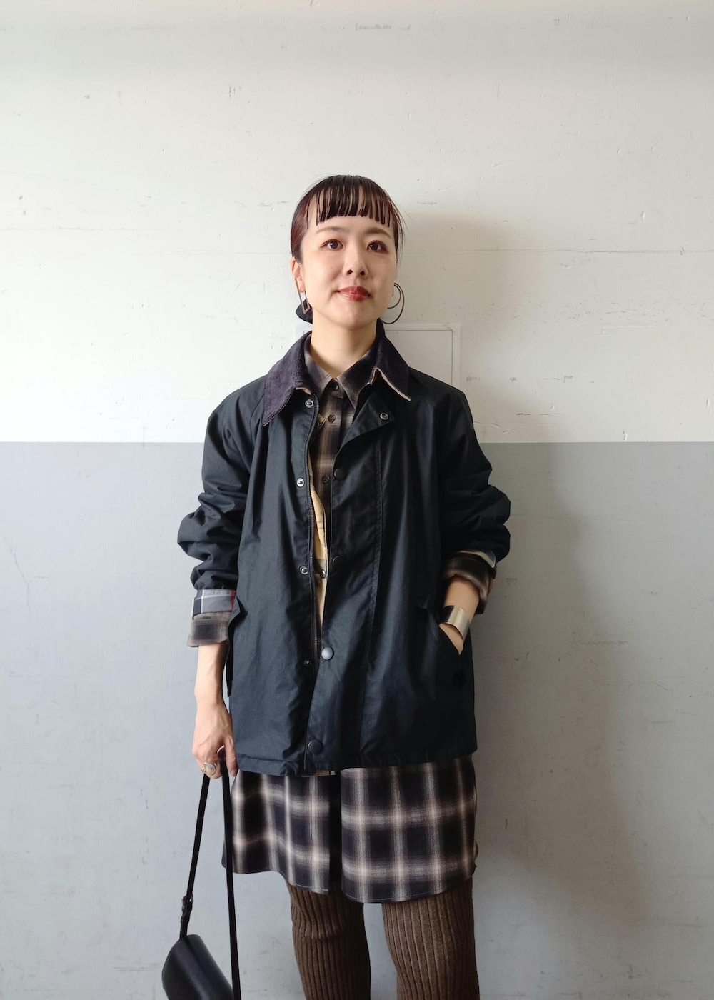 「バブアー、barbour、トランスポート、ASICS、アシックス、ブルガリア製、ヘイップ、秋コーデ、初冬コーデ、デートコーデ、お出かけコーデ、旅行コーデ、スポーツミックス、大人カジュアル、スカートスタイル」｜「Barbourの《別注》【Barbour/バブアー】TRANSPORT リバーシブルブルゾン / ブルガリア製（ブルゾン、ブラック系）」を使った、touharaさん（レディース・158cm）の秋コーディネートの8枚目の写真
