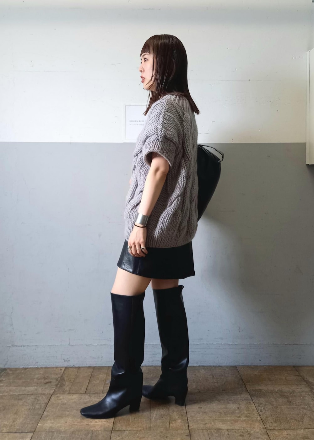 「KOTIKA、コチカ、anggae、アンゲ、グレー、ニット、ベスト、ケーブルニット、ブラック、ミニ、膝上丈、ミニ丈、初秋コーデ、秋コーデ、デートコーデ」｜「ADAM ET ROPE'のアジャストミニスカート（スカート、ブラック系）」を使った、touharaさん（レディース・158cm）の夏コーディネートの4枚目の写真