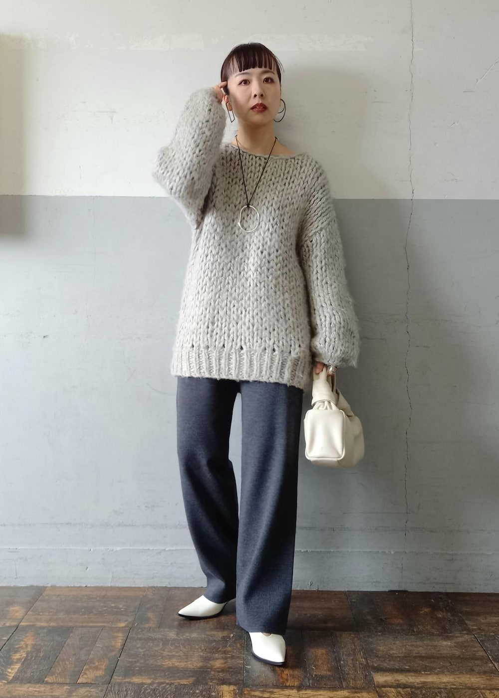 ホワイト系のパンプス、グレー系のスウェット、グレー系のその他パンツを着用したレディースの冬コーディネートの3枚目の写真
