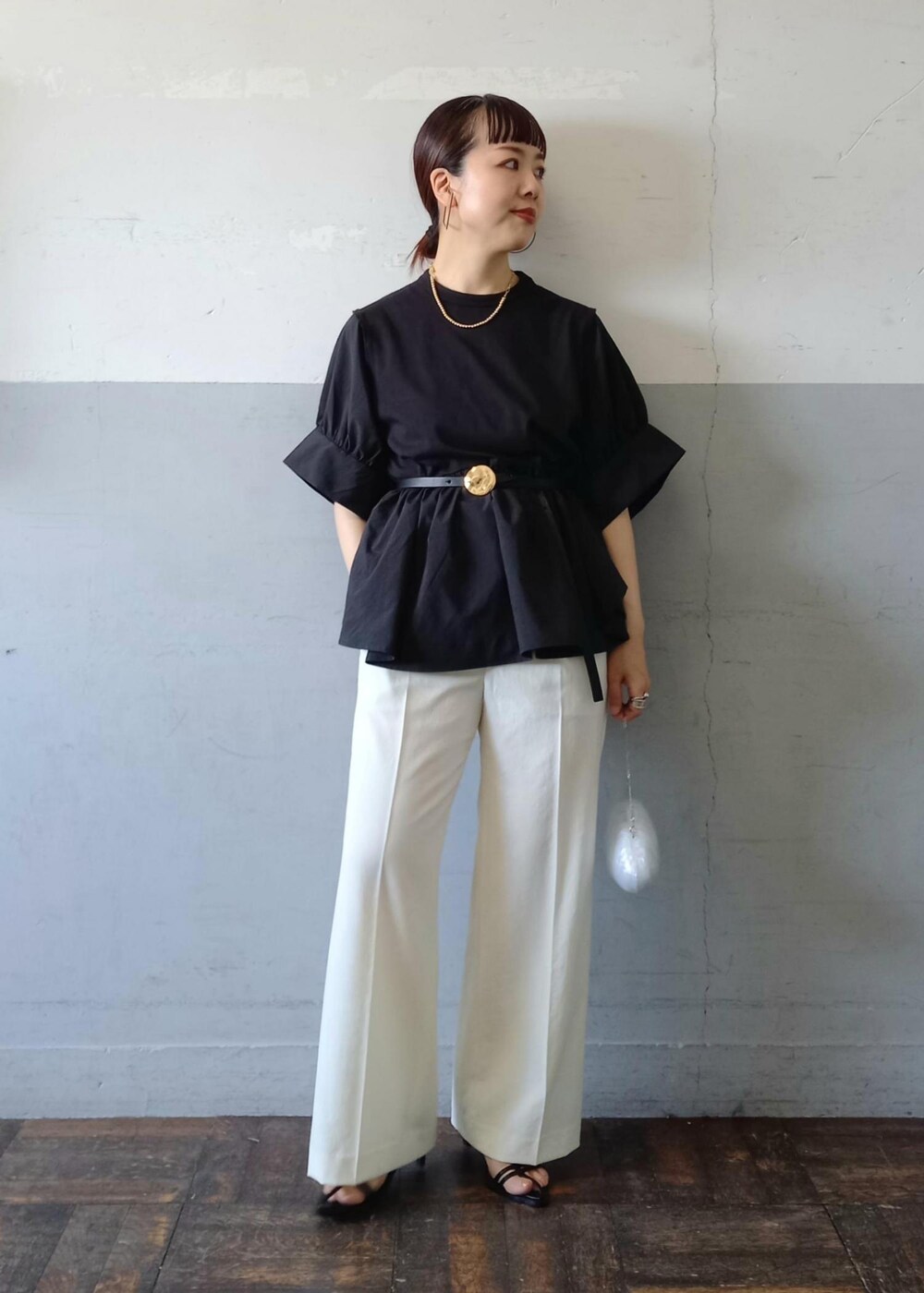 「STINE GOYA、スティーヌゴヤ、24SS夏の新作、24SS、着映えトップス、着映え、KNOWHOW jewelry、ノウハウジュエリー、ブラック、プルオーバー、Tシャツ、ブラウス、カットソー、半袖、クルーネック」|「ADAM ET ROPE'のナローラインサンダル(サンダル、ブラック系)」を使った、touharaさん(レディース・158cm)の夏コーディネートの4枚目の写真
