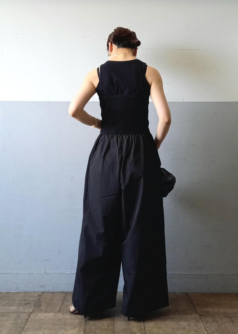 「KNOWHOW、KNOWHOW　jewelry、ノウハウジュエリー、24SS夏の新作、24SS、ハート、ハートリング、ハートネックレス、ベアトップ、ADAM ET ROPÉ、FEMME、骨格ウェーブ、イエベ、きれいめカジュアル、大人カジュアル」｜「ADAM ET ROPE'のニットビスチェドッキングロンパース（つなぎ/オールインワン、ブラック系）」を使った、touharaさん（レディース・158cm）の夏コーディネートの10枚目の写真