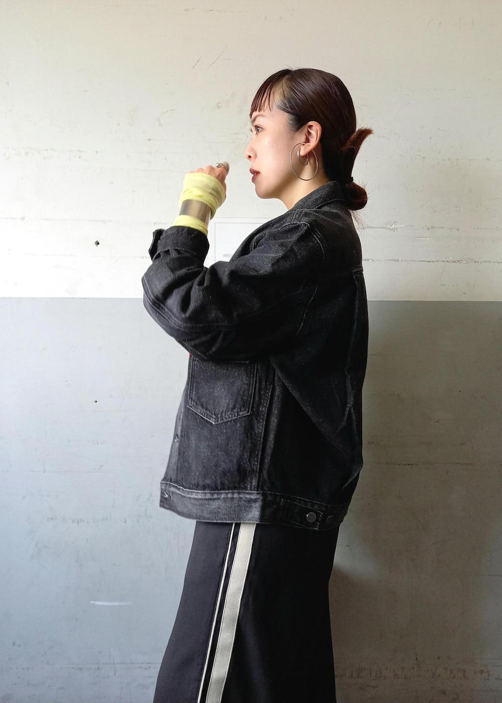 「【Levi's(R) BIOTOP】 TYPE 2 TRUCKER BLK EX、Levi's(R)、リーバイス、ビオトープ、BIOTOP、ラコステ、ノマディス、初春コーデ、春コーデ、お出かけコーデ、旅行コーデ、アウトドアコーデ、スポーツミックス、モード、ストリート」｜「LACOSTEの【LACOSTE for ADAM ET ROPE'】STORM 96 2K（スニーカー、ホワイト系）」を使った、touharaさん（レディース・158cm）の冬コーディネートの8枚目の写真
