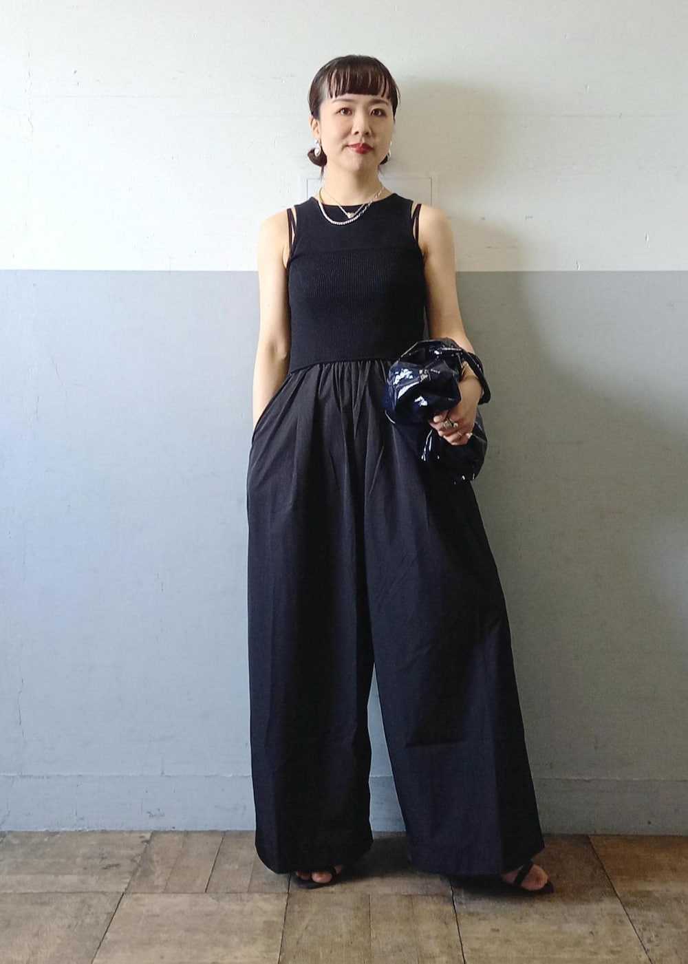 「KNOWHOW、KNOWHOW　jewelry、ノウハウジュエリー、24SS夏の新作、24SS、ハート、ハートリング、ハートネックレス、ベアトップ、ADAM ET ROPÉ、FEMME、骨格ウェーブ、イエベ、きれいめカジュアル、大人カジュアル」｜「ADAM ET ROPE'のニットビスチェドッキングロンパース（つなぎ/オールインワン、ブラック系）」を使った、touharaさん（レディース・158cm）の夏コーディネートの6枚目の写真