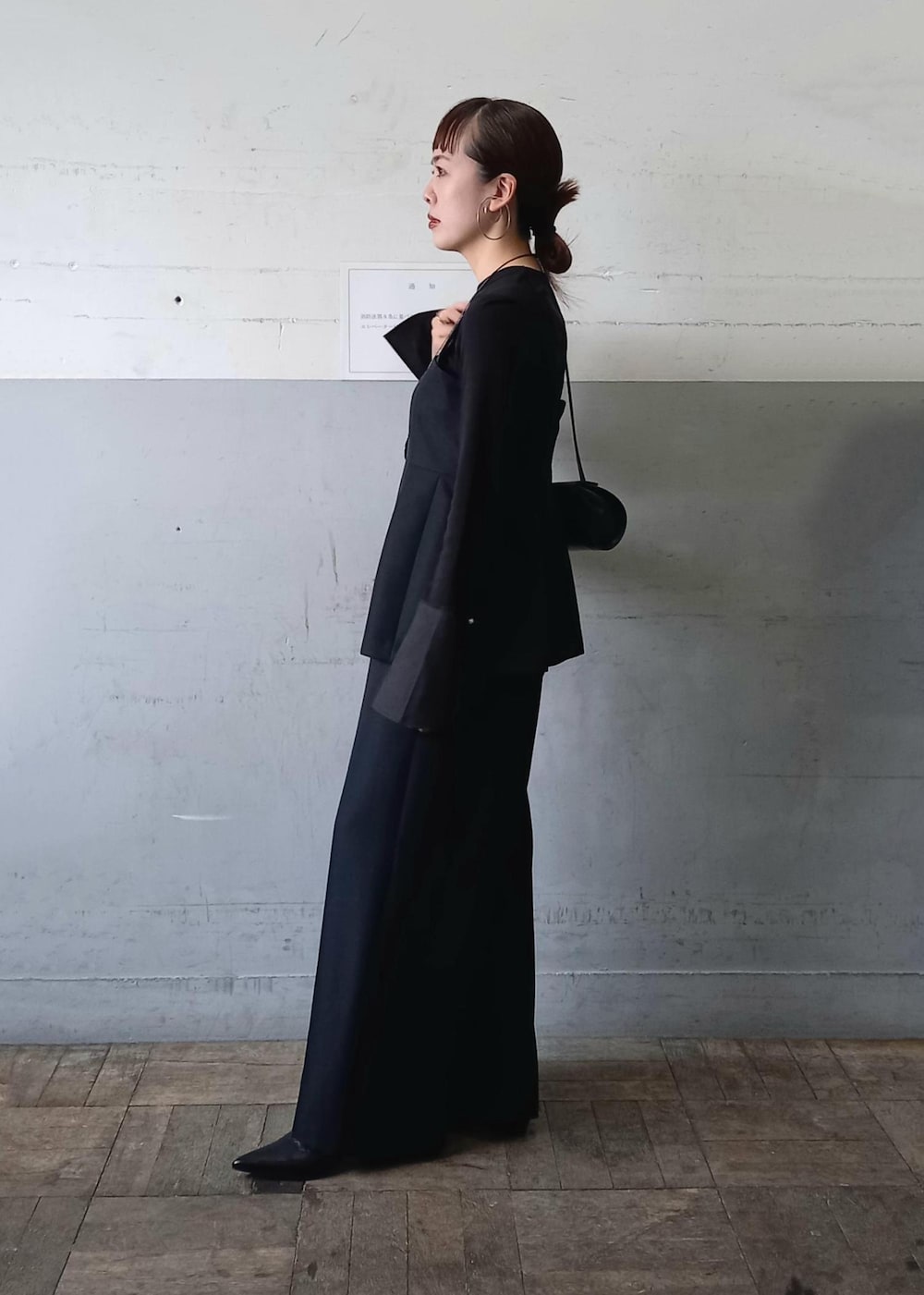 「ペプラム、ロンパース、逸品、初春コーデ、春コーデ、お仕事コーデ、セレモニーコーデ、結婚式コーデ、卒業式コーデ、卒園式コーデ、授業参観日コーデ、入学式コーデ、入園式コーデ、お出かけコーデ、モード」|「ADAM ET ROPE'のMOL Rollバッグ(ショルダーバッグ、ブラック系)」を使った、touharaさん(レディース・158cm)の冬コーディネートの4枚目の写真