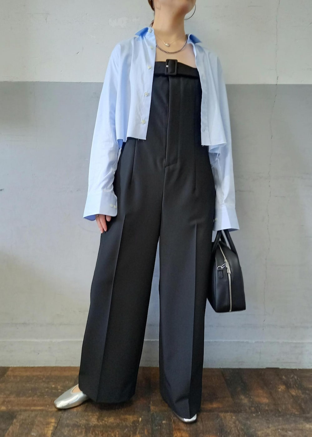 「HOMMEgirls、オムガールズ、メリージェーン、ボストン、ブルー、長袖、シャツ、ライトブルー、襟、ワイシャツ、ワイド、十分丈、オールインワン、サロペット、オーバーオール」｜「ADAM ET ROPE'の【サステナブル】ラウンドミニロゴボストンバッグ（ボストンバッグ、ブラック系）」を使った、touharaさん（レディース・158cm）の秋コーディネートの4枚目の写真