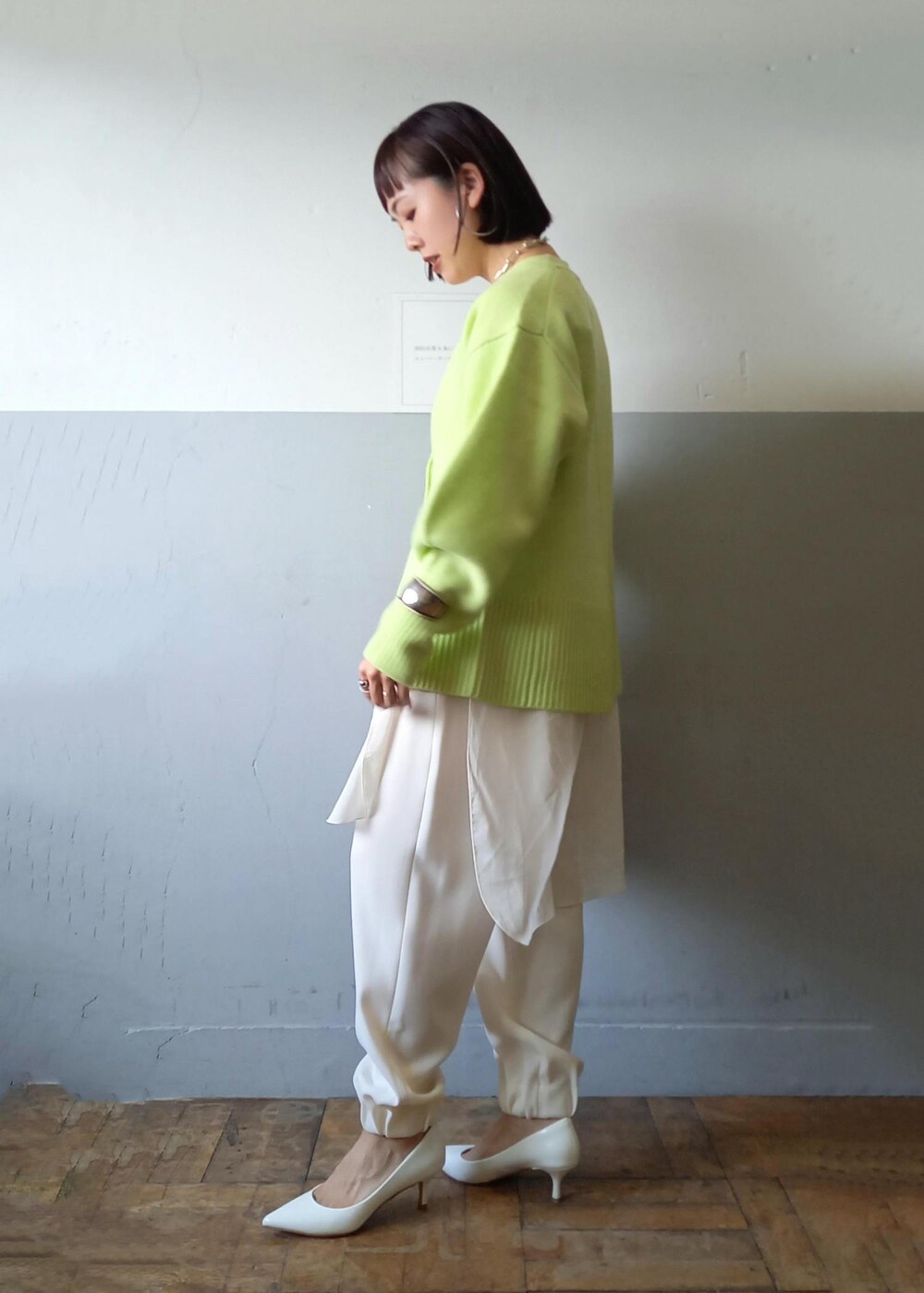 ホワイト系のショルダーバッグ、グリーン系のカーディガン/ボレロ、ホワイト系のパンプスを着用したレディースの秋コーディネートの4枚目の写真