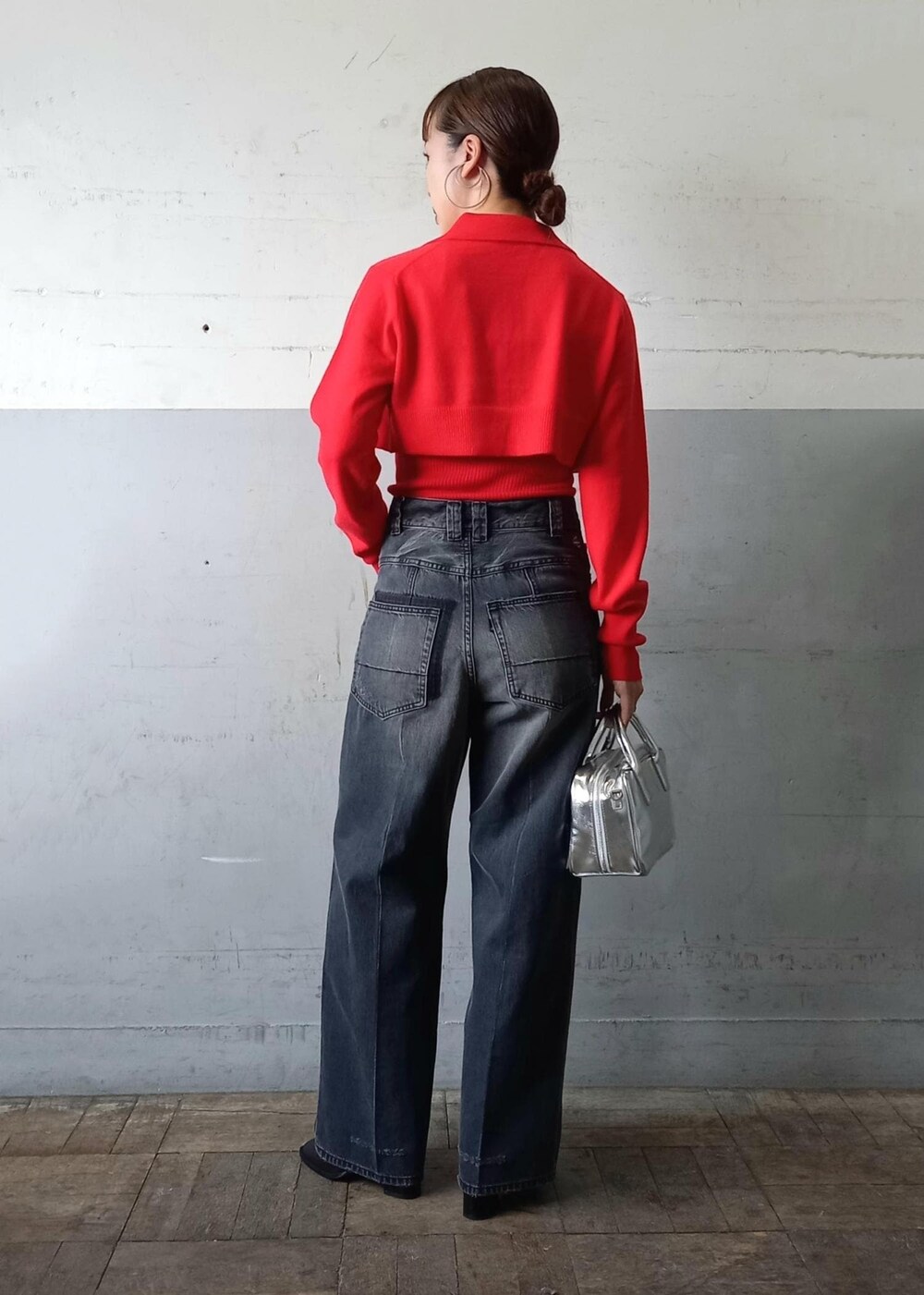 レッド系のカーディガン/ボレロ、ブラック系のデニムパンツ、シルバー系のショルダーバッグを着用したレディースの秋コーディネートの3枚目の写真