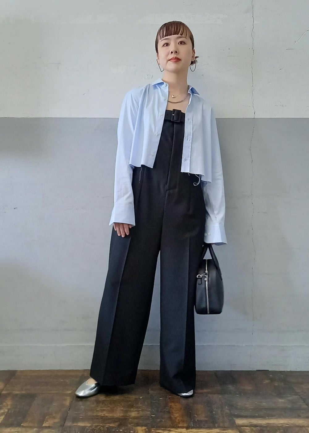 「HOMMEgirls、オムガールズ、メリージェーン、ボストン、ブルー、長袖、シャツ、ライトブルー、襟、ワイシャツ、ワイド、十分丈、オールインワン、サロペット、オーバーオール」｜「ADAM ET ROPE'の【サステナブル】ラウンドミニロゴボストンバッグ（ボストンバッグ、ブラック系）」を使った、touharaさん（レディース・158cm）の秋コーディネートの2枚目の写真
