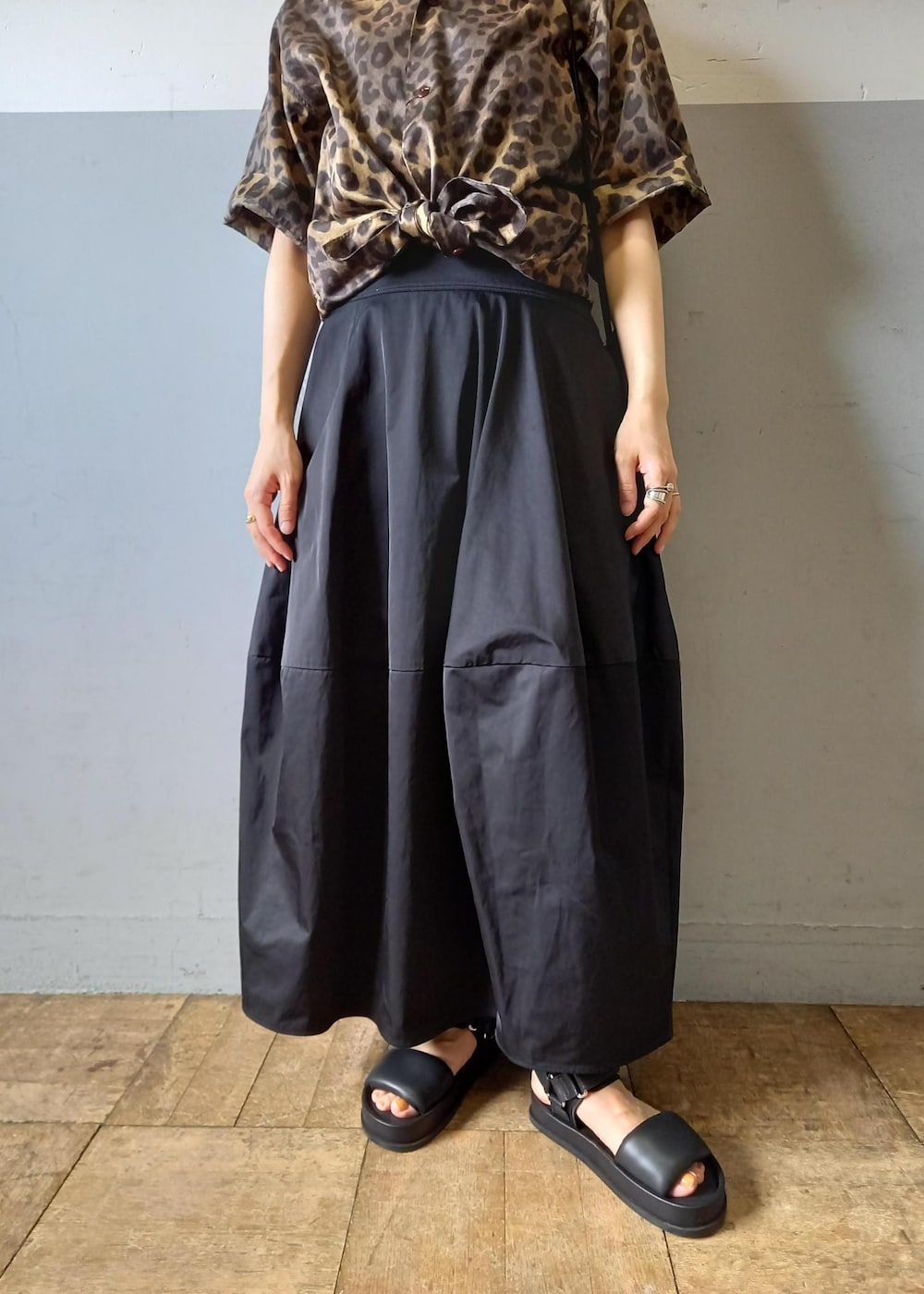 「WILD LIFE TAILOR、ワイルドライフテイラー、MOL、24SS夏の新作、24SS、20/80、トゥエンティーエイティー、ブラック、ブラウン、シャツ、半袖、総柄、オーバーサイズ、五分袖、襟」｜「WILD LIFE TAILOR Adam et Rope'の【WILD LIFE TAILOR】アソート ハワイアン オープンカラー シャツ（シャツ/ブラウス、イエロー系）」を使った、touharaさん（レディース・158cm）の春コーディネートの8枚目の写真