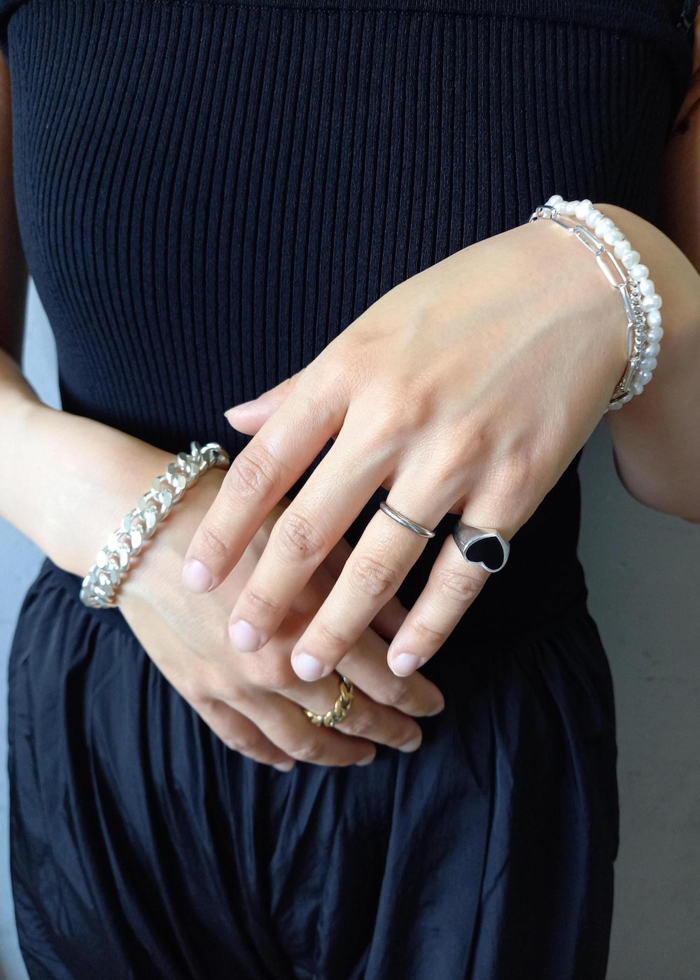 「KNOWHOW、KNOWHOW　jewelry、ノウハウジュエリー、24SS夏の新作、24SS、ハート、ハートリング、ハートネックレス、ベアトップ、ADAM ET ROPÉ、FEMME、骨格ウェーブ、イエベ、きれいめカジュアル、大人カジュアル」｜「ADAM ET ROPE'のニットビスチェドッキングロンパース（つなぎ/オールインワン、ブラック系）」を使った、touharaさん（レディース・158cm）の夏コーディネートの4枚目の写真