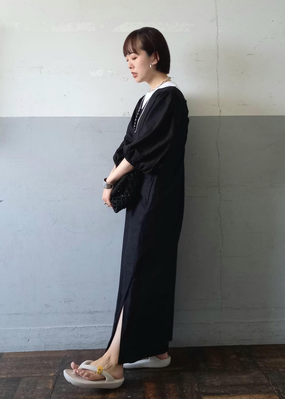 「TAW&TOE、トーアンドトー、ロゴtee、ロゴ、逸品、ブラック、ロング、ワンピース、サンダル、厚底、トング、ADAM ET ROPÉ、FEMME、SDGs、サステナブル」｜「ADAM ET ROPE'のネオンロゴTEE（Tシャツ/カットソー、ホワイト系）」を使った、touharaさん（レディース・158cm）の夏コーディネートの2枚目の写真