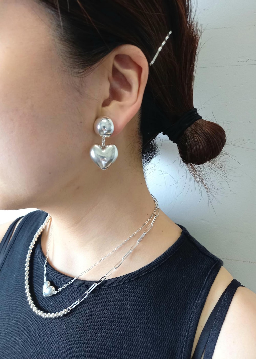 「KNOWHOW、KNOWHOW　jewelry、ノウハウジュエリー、24SS夏の新作、24SS、ハート、ハートリング、ハートネックレス、ベアトップ、ADAM ET ROPÉ、FEMME、骨格ウェーブ、イエベ、きれいめカジュアル、大人カジュアル」｜「ADAM ET ROPE'のニットビスチェドッキングロンパース（つなぎ/オールインワン、ブラック系）」を使った、touharaさん（レディース・158cm）の夏コーディネートの5枚目の写真